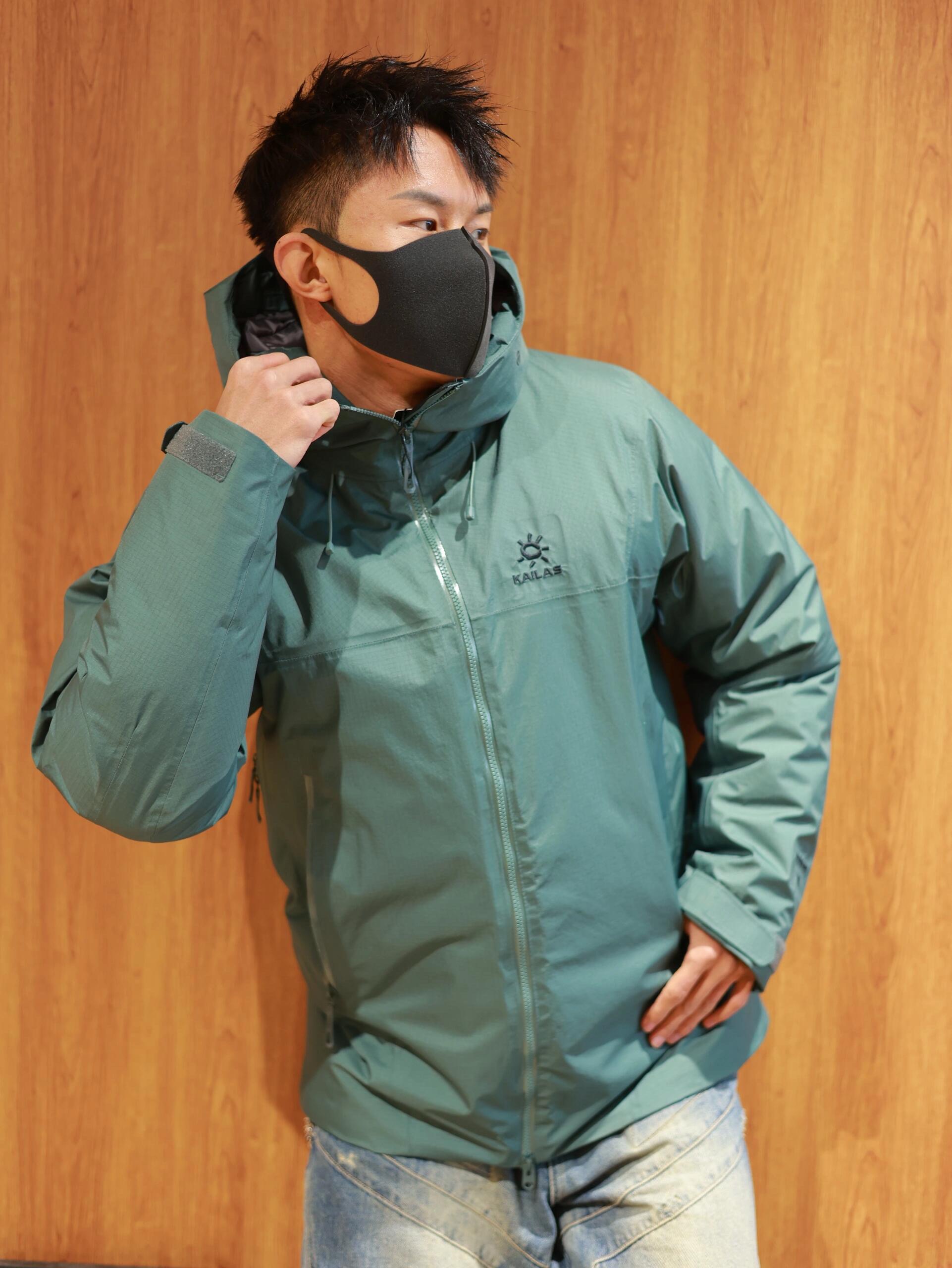 供💰550 （模特图）区别市场通货
KAILAS | 凯乐石阿斯本硬壳700蓬鸭绒防风防水户外滑雪
面料+特点:
      ✅ FILTER-TEC科技面料，防护面料➕防水压胶工艺，应对多变气候带来的暴风雨雪考验，同时防风透气带来更好的穿着体验，700+高蓬鸭绒，鸭绒，轻盈锁温，绒子含量90%，卓越保暖 持久舒适防，水、防风、透气、轻量、抗撕裂耐磨，CoreHeat升温，核心锁温 热量循环全方位保暖
      ✅这款独特搭载了石墨烯热反射 CoreHeat 功能。该功能可以在核心区域锁温蓄热，进一步提升了的保暖能力，即使在寒冷的环境中，也能让穿着者保持温暖．
      ✅弧形帽檐，遮蔽风雪，可调节立体风帽，贴合头部防风保暖，可调下摆设计
      ✅胸前精密刺绣采用日本进口顶尖田岛刺绣机，
      ✅ 调节控温，腋下透气拉链，双向开合高效散热
      ✅ 灵活取物，兼容，轻松取物，严寒环境插手取暖
      ✅ 调节袖袢升级，更贴合强防护，增加魔术贴覆盖区域，单手操作更容易贴合
      ✅户外运动人体工学设计，提升运动表现
      ✅ 可单手调节下摆，防风倒灌，下摆抽绳可单手轻松调节，内置可拆卸泡棉，防止穿着安全带时向上滑移
      ✅腋下专业通风拉链透汽系统，双向开合，迅速通风散热，及时恢复干爽舒适，避免反复卸包和穿脱，
      ✅360°三维风帽，帽随脸动可兼容，连帽设计可调抽绳，保暖兼容
      ✅适合亚洲人群

功能＋版型
      ✅风格：机车风、滑雪户外
      ✅适合场地：滑雪旅行 山地生活 城市日常
      ✅版型：宽松版型

工艺:
      这款采用FILTER-TEC科技面料，防护面料➕防水压胶工艺，应对多变气候带来的暴风雨雪考验，同时防风透气带来更好的穿着体验，700+高蓬鹅绒，鹅绒，轻盈锁温，绒子含量90%，卓越保暖 持久舒适防，水、防风、透气、轻量、抗撕裂耐磨，CoreHeat升温，核心锁温 热量循环全方位保暖，这是一款好看到爆炸的鸭绒服，非常个性艳丽的四个颜色，让你感受到与众不同，这款的意义有着自己的审美和独到的设计，在户外行业也是相当专业，堪称中国最牛的的
颜色:黑色 灰白 玫红 绿色
尺码:XS-2XL