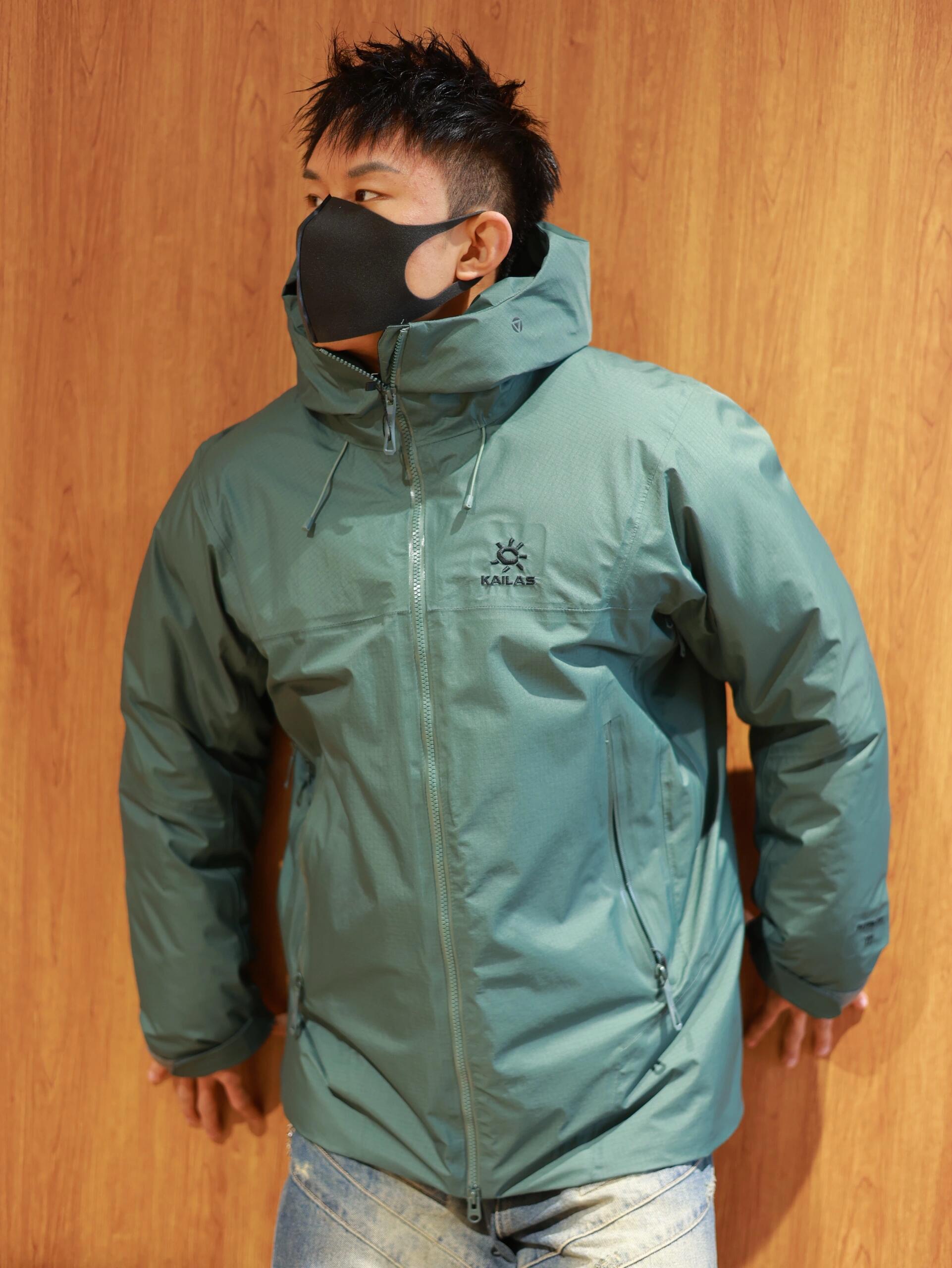 供💰550 （模特图）区别市场通货
KAILAS | 凯乐石阿斯本硬壳700蓬鸭绒防风防水户外滑雪
面料+特点:
      ✅ FILTER-TEC科技面料，防护面料➕防水压胶工艺，应对多变气候带来的暴风雨雪考验，同时防风透气带来更好的穿着体验，700+高蓬鸭绒，鸭绒，轻盈锁温，绒子含量90%，卓越保暖 持久舒适防，水、防风、透气、轻量、抗撕裂耐磨，CoreHeat升温，核心锁温 热量循环全方位保暖
      ✅这款独特搭载了石墨烯热反射 CoreHeat 功能。该功能可以在核心区域锁温蓄热，进一步提升了的保暖能力，即使在寒冷的环境中，也能让穿着者保持温暖．
      ✅弧形帽檐，遮蔽风雪，可调节立体风帽，贴合头部防风保暖，可调下摆设计
      ✅胸前精密刺绣采用日本进口顶尖田岛刺绣机，
      ✅ 调节控温，腋下透气拉链，双向开合高效散热
      ✅ 灵活取物，兼容，轻松取物，严寒环境插手取暖
      ✅ 调节袖袢升级，更贴合强防护，增加魔术贴覆盖区域，单手操作更容易贴合
      ✅户外运动人体工学设计，提升运动表现
      ✅ 可单手调节下摆，防风倒灌，下摆抽绳可单手轻松调节，内置可拆卸泡棉，防止穿着安全带时向上滑移
      ✅腋下专业通风拉链透汽系统，双向开合，迅速通风散热，及时恢复干爽舒适，避免反复卸包和穿脱，
      ✅360°三维风帽，帽随脸动可兼容，连帽设计可调抽绳，保暖兼容
      ✅适合亚洲人群

功能＋版型
      ✅风格：机车风、滑雪户外
      ✅适合场地：滑雪旅行 山地生活 城市日常
      ✅版型：宽松版型

工艺:
      这款采用FILTER-TEC科技面料，防护面料➕防水压胶工艺，应对多变气候带来的暴风雨雪考验，同时防风透气带来更好的穿着体验，700+高蓬鹅绒，鹅绒，轻盈锁温，绒子含量90%，卓越保暖 持久舒适防，水、防风、透气、轻量、抗撕裂耐磨，CoreHeat升温，核心锁温 热量循环全方位保暖，这是一款好看到爆炸的鸭绒服，非常个性艳丽的四个颜色，让你感受到与众不同，这款的意义有着自己的审美和独到的设计，在户外行业也是相当专业，堪称中国最牛的的
颜色:黑色 灰白 玫红 绿色
尺码:XS-2XL