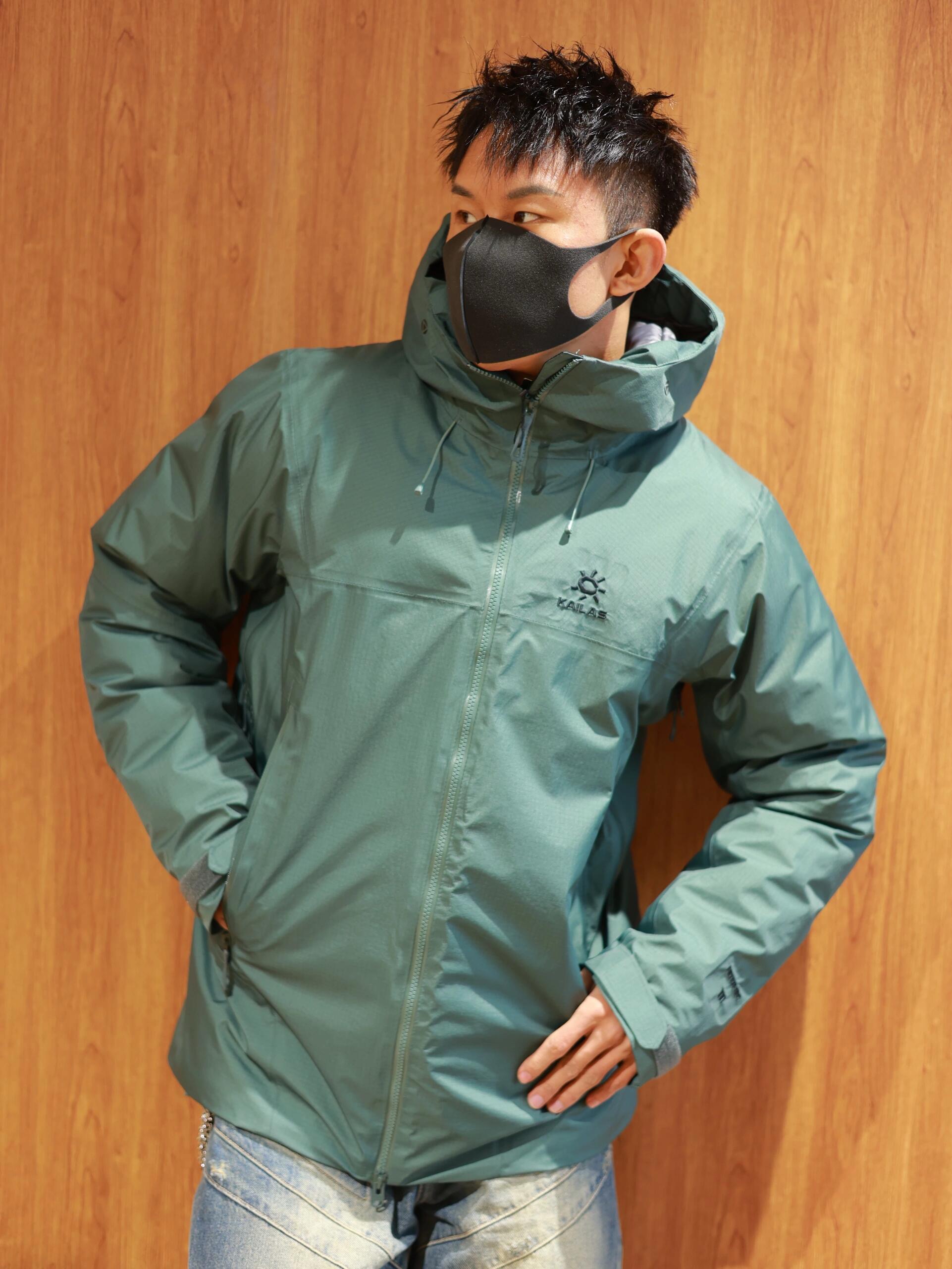 供💰550 （模特图）区别市场通货
KAILAS | 凯乐石阿斯本硬壳700蓬鸭绒防风防水户外滑雪
面料+特点:
      ✅ FILTER-TEC科技面料，防护面料➕防水压胶工艺，应对多变气候带来的暴风雨雪考验，同时防风透气带来更好的穿着体验，700+高蓬鸭绒，鸭绒，轻盈锁温，绒子含量90%，卓越保暖 持久舒适防，水、防风、透气、轻量、抗撕裂耐磨，CoreHeat升温，核心锁温 热量循环全方位保暖
      ✅这款独特搭载了石墨烯热反射 CoreHeat 功能。该功能可以在核心区域锁温蓄热，进一步提升了的保暖能力，即使在寒冷的环境中，也能让穿着者保持温暖．
      ✅弧形帽檐，遮蔽风雪，可调节立体风帽，贴合头部防风保暖，可调下摆设计
      ✅胸前精密刺绣采用日本进口顶尖田岛刺绣机，
      ✅ 调节控温，腋下透气拉链，双向开合高效散热
      ✅ 灵活取物，兼容，轻松取物，严寒环境插手取暖
      ✅ 调节袖袢升级，更贴合强防护，增加魔术贴覆盖区域，单手操作更容易贴合
      ✅户外运动人体工学设计，提升运动表现
      ✅ 可单手调节下摆，防风倒灌，下摆抽绳可单手轻松调节，内置可拆卸泡棉，防止穿着安全带时向上滑移
      ✅腋下专业通风拉链透汽系统，双向开合，迅速通风散热，及时恢复干爽舒适，避免反复卸包和穿脱，
      ✅360°三维风帽，帽随脸动可兼容，连帽设计可调抽绳，保暖兼容
      ✅适合亚洲人群

功能＋版型
      ✅风格：机车风、滑雪户外
      ✅适合场地：滑雪旅行 山地生活 城市日常
      ✅版型：宽松版型

工艺:
      这款采用FILTER-TEC科技面料，防护面料➕防水压胶工艺，应对多变气候带来的暴风雨雪考验，同时防风透气带来更好的穿着体验，700+高蓬鹅绒，鹅绒，轻盈锁温，绒子含量90%，卓越保暖 持久舒适防，水、防风、透气、轻量、抗撕裂耐磨，CoreHeat升温，核心锁温 热量循环全方位保暖，这是一款好看到爆炸的鸭绒服，非常个性艳丽的四个颜色，让你感受到与众不同，这款的意义有着自己的审美和独到的设计，在户外行业也是相当专业，堪称中国最牛的的
颜色:黑色 灰白 玫红 绿色
尺码:XS-2XL