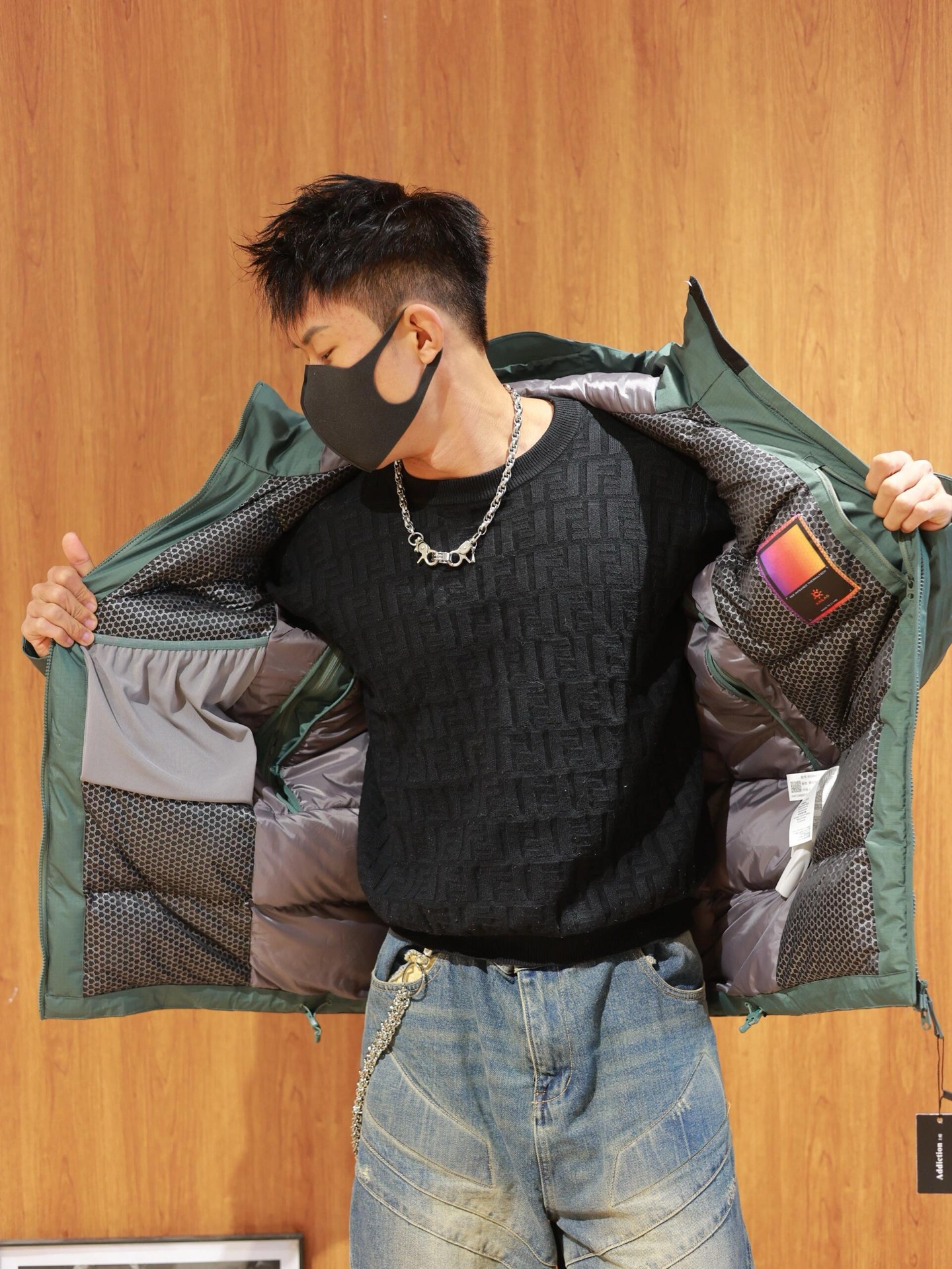 供💰550 （模特图）区别市场通货
KAILAS | 凯乐石阿斯本硬壳700蓬鸭绒防风防水户外滑雪
面料+特点:
      ✅ FILTER-TEC科技面料，防护面料➕防水压胶工艺，应对多变气候带来的暴风雨雪考验，同时防风透气带来更好的穿着体验，700+高蓬鸭绒，鸭绒，轻盈锁温，绒子含量90%，卓越保暖 持久舒适防，水、防风、透气、轻量、抗撕裂耐磨，CoreHeat升温，核心锁温 热量循环全方位保暖
      ✅这款独特搭载了石墨烯热反射 CoreHeat 功能。该功能可以在核心区域锁温蓄热，进一步提升了的保暖能力，即使在寒冷的环境中，也能让穿着者保持温暖．
      ✅弧形帽檐，遮蔽风雪，可调节立体风帽，贴合头部防风保暖，可调下摆设计
      ✅胸前精密刺绣采用日本进口顶尖田岛刺绣机，
      ✅ 调节控温，腋下透气拉链，双向开合高效散热
      ✅ 灵活取物，兼容，轻松取物，严寒环境插手取暖
      ✅ 调节袖袢升级，更贴合强防护，增加魔术贴覆盖区域，单手操作更容易贴合
      ✅户外运动人体工学设计，提升运动表现
      ✅ 可单手调节下摆，防风倒灌，下摆抽绳可单手轻松调节，内置可拆卸泡棉，防止穿着安全带时向上滑移
      ✅腋下专业通风拉链透汽系统，双向开合，迅速通风散热，及时恢复干爽舒适，避免反复卸包和穿脱，
      ✅360°三维风帽，帽随脸动可兼容，连帽设计可调抽绳，保暖兼容
      ✅适合亚洲人群

功能＋版型
      ✅风格：机车风、滑雪户外
      ✅适合场地：滑雪旅行 山地生活 城市日常
      ✅版型：宽松版型

工艺:
      这款采用FILTER-TEC科技面料，防护面料➕防水压胶工艺，应对多变气候带来的暴风雨雪考验，同时防风透气带来更好的穿着体验，700+高蓬鹅绒，鹅绒，轻盈锁温，绒子含量90%，卓越保暖 持久舒适防，水、防风、透气、轻量、抗撕裂耐磨，CoreHeat升温，核心锁温 热量循环全方位保暖，这是一款好看到爆炸的鸭绒服，非常个性艳丽的四个颜色，让你感受到与众不同，这款的意义有着自己的审美和独到的设计，在户外行业也是相当专业，堪称中国最牛的的
颜色:黑色 灰白 玫红 绿色
尺码:XS-2XL