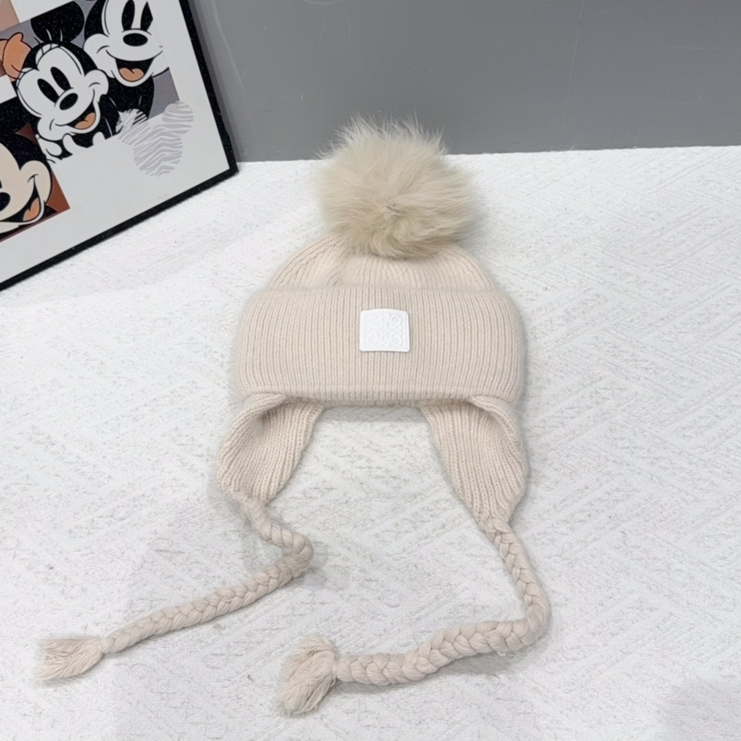 NO:579685,New Loewe ear protection hat, fisherman hat, baseball cap, knitted hat, hat, loewe, espadrilles, hats19860909新款罗意威护耳帽帽子渔夫帽棒球帽针织帽,帽子,loewe,espadrilles,hats,hat