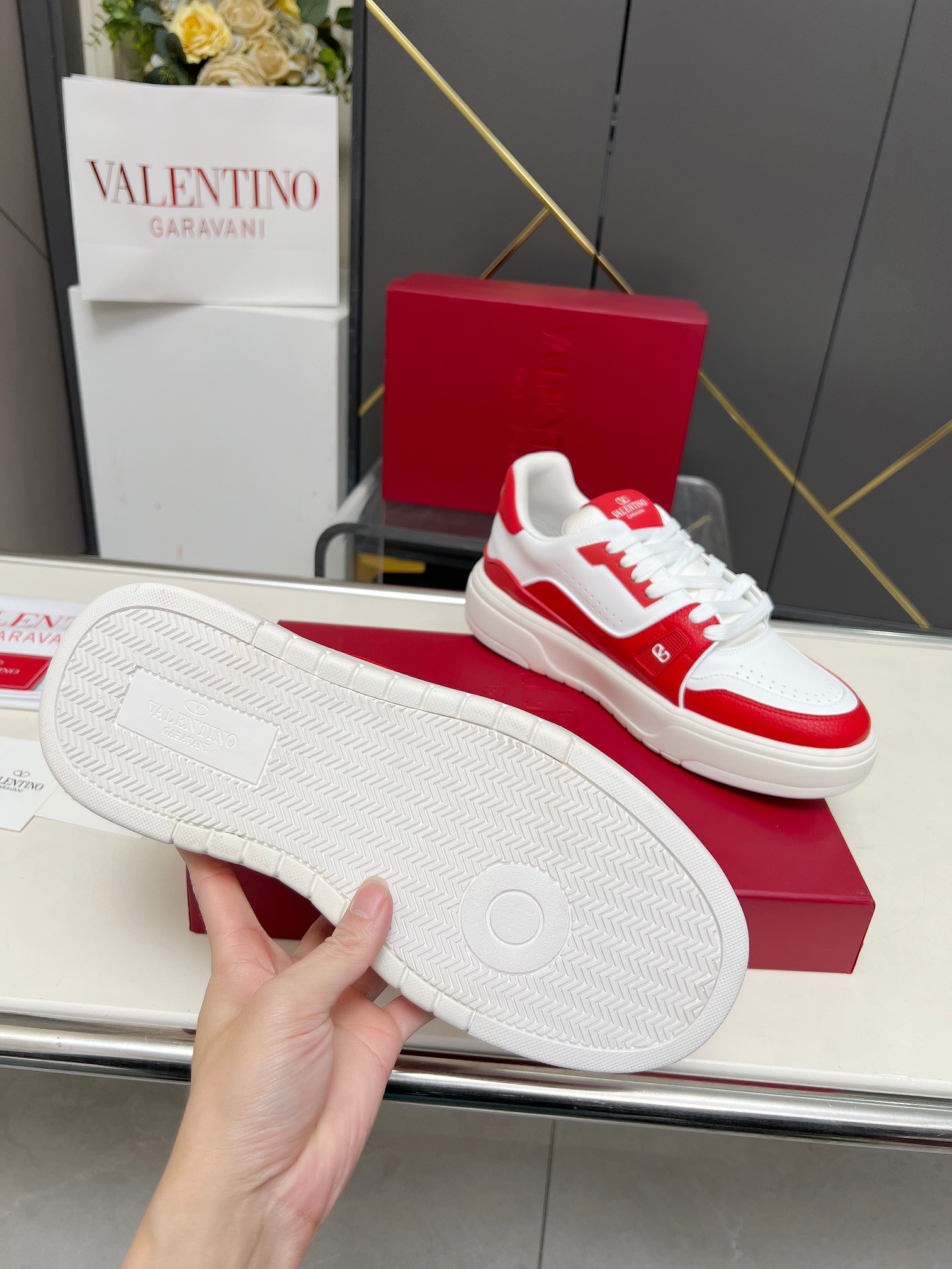 𝑽𝒂𝒍𝒆𝒏𝒕𝒊𝒏𝒐华伦天奴  𝑶𝒏𝒆𝑺𝒕𝒖𝒅 情侣款运动鞋系列

Valentino 2025最新款情侣运动鞋 明星同款 火爆发售. 原版ZP入购拆解. 反复打版调改. 力要1:1原版还原！顶级奢华力作  柔软舒适  时尚休闲结合一体  带来卓越优雅的质感 与极佳的上脚舒适感 
顶级代购版本鞋面：进口小牛皮面/原版油边工艺 
内里：水染牛皮内里
大底：原版开发𝐓𝐏𝐔双色组合大底 
包装：原版配置全套包装
码数：34-44