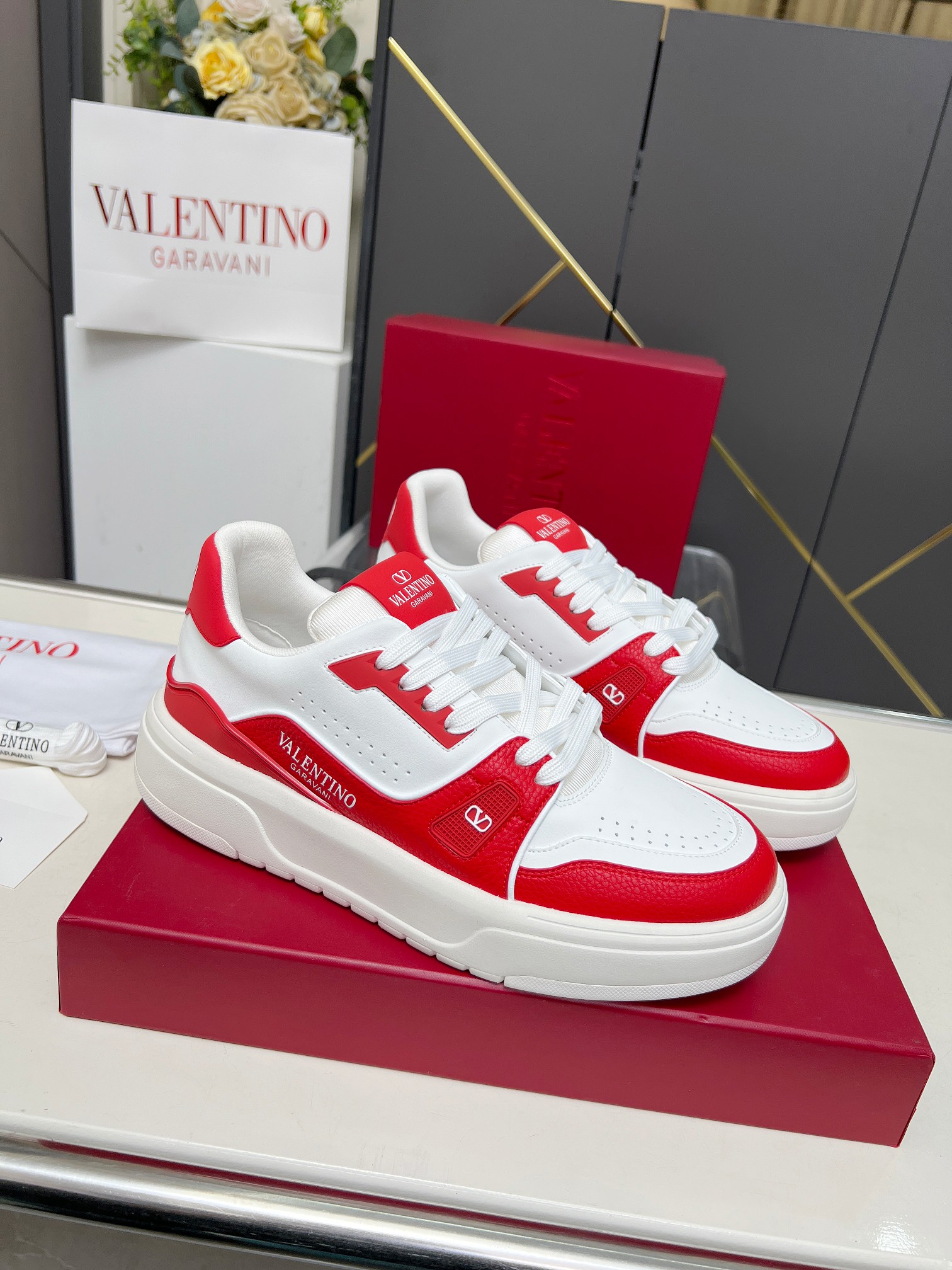 𝑽𝒂𝒍𝒆𝒏𝒕𝒊𝒏𝒐华伦天奴  𝑶𝒏𝒆𝑺𝒕𝒖𝒅 情侣款运动鞋系列

Valentino 2025最新款情侣运动鞋 明星同款 火爆发售. 原版ZP入购拆解. 反复打版调改. 力要1:1原版还原！顶级奢华力作  柔软舒适  时尚休闲结合一体  带来卓越优雅的质感 与极佳的上脚舒适感 
顶级代购版本鞋面：进口小牛皮面/原版油边工艺 
内里：水染牛皮内里
大底：原版开发𝐓𝐏𝐔双色组合大底 
包装：原版配置全套包装
码数：34-44