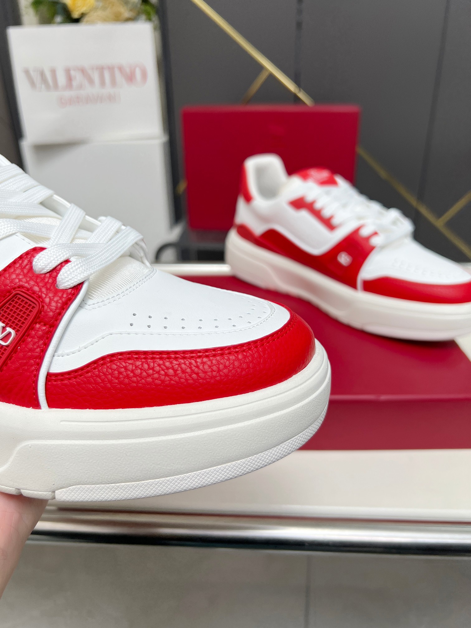 𝑽𝒂𝒍𝒆𝒏𝒕𝒊𝒏𝒐华伦天奴  𝑶𝒏𝒆𝑺𝒕𝒖𝒅 情侣款运动鞋系列

Valentino 2025最新款情侣运动鞋 明星同款 火爆发售. 原版ZP入购拆解. 反复打版调改. 力要1:1原版还原！顶级奢华力作  柔软舒适  时尚休闲结合一体  带来卓越优雅的质感 与极佳的上脚舒适感 
顶级代购版本鞋面：进口小牛皮面/原版油边工艺 
内里：水染牛皮内里
大底：原版开发𝐓𝐏𝐔双色组合大底 
包装：原版配置全套包装
码数：34-44