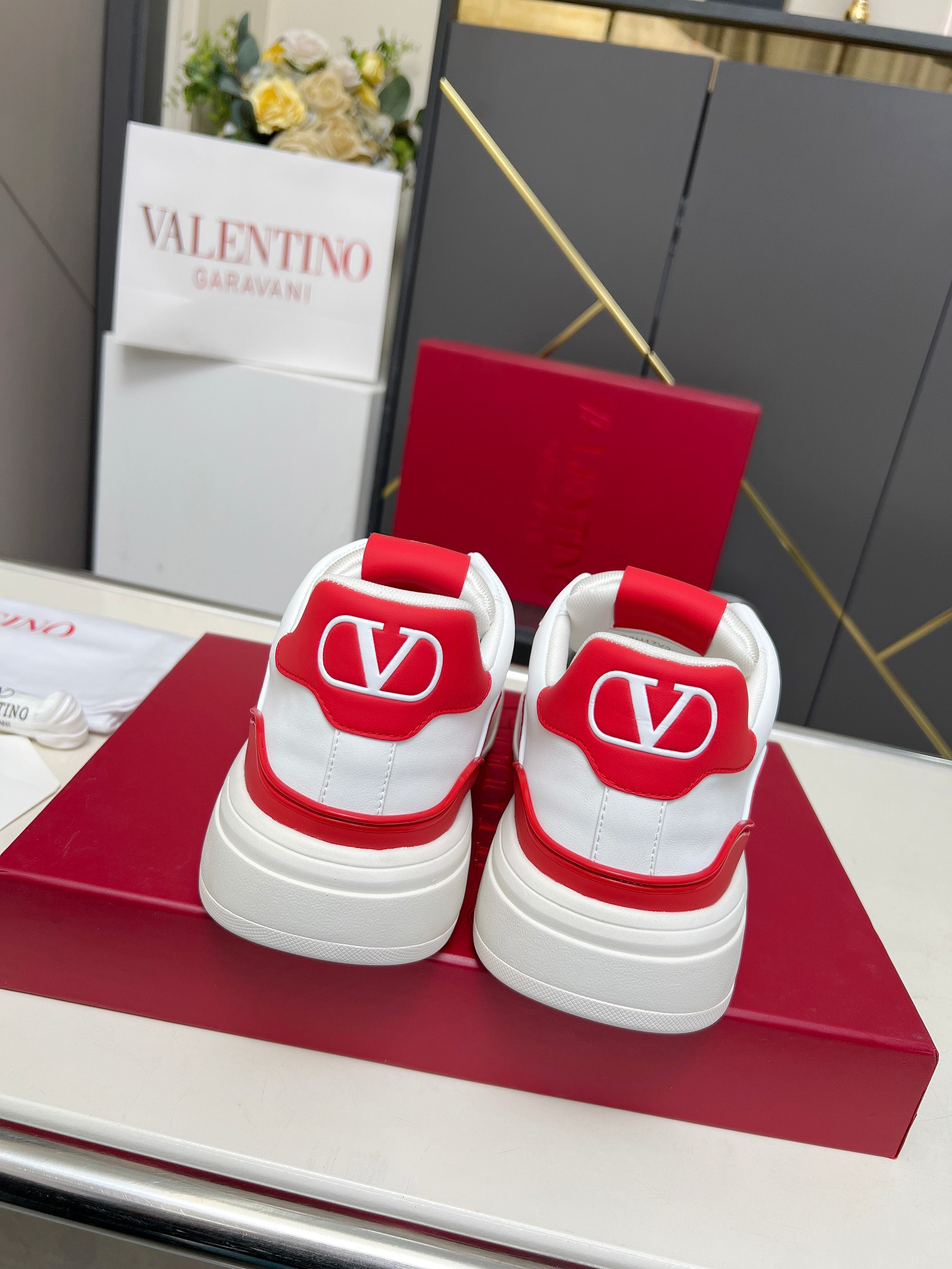 𝑽𝒂𝒍𝒆𝒏𝒕𝒊𝒏𝒐华伦天奴  𝑶𝒏𝒆𝑺𝒕𝒖𝒅 情侣款运动鞋系列

Valentino 2025最新款情侣运动鞋 明星同款 火爆发售. 原版ZP入购拆解. 反复打版调改. 力要1:1原版还原！顶级奢华力作  柔软舒适  时尚休闲结合一体  带来卓越优雅的质感 与极佳的上脚舒适感 
顶级代购版本鞋面：进口小牛皮面/原版油边工艺 
内里：水染牛皮内里
大底：原版开发𝐓𝐏𝐔双色组合大底 
包装：原版配置全套包装
码数：34-44