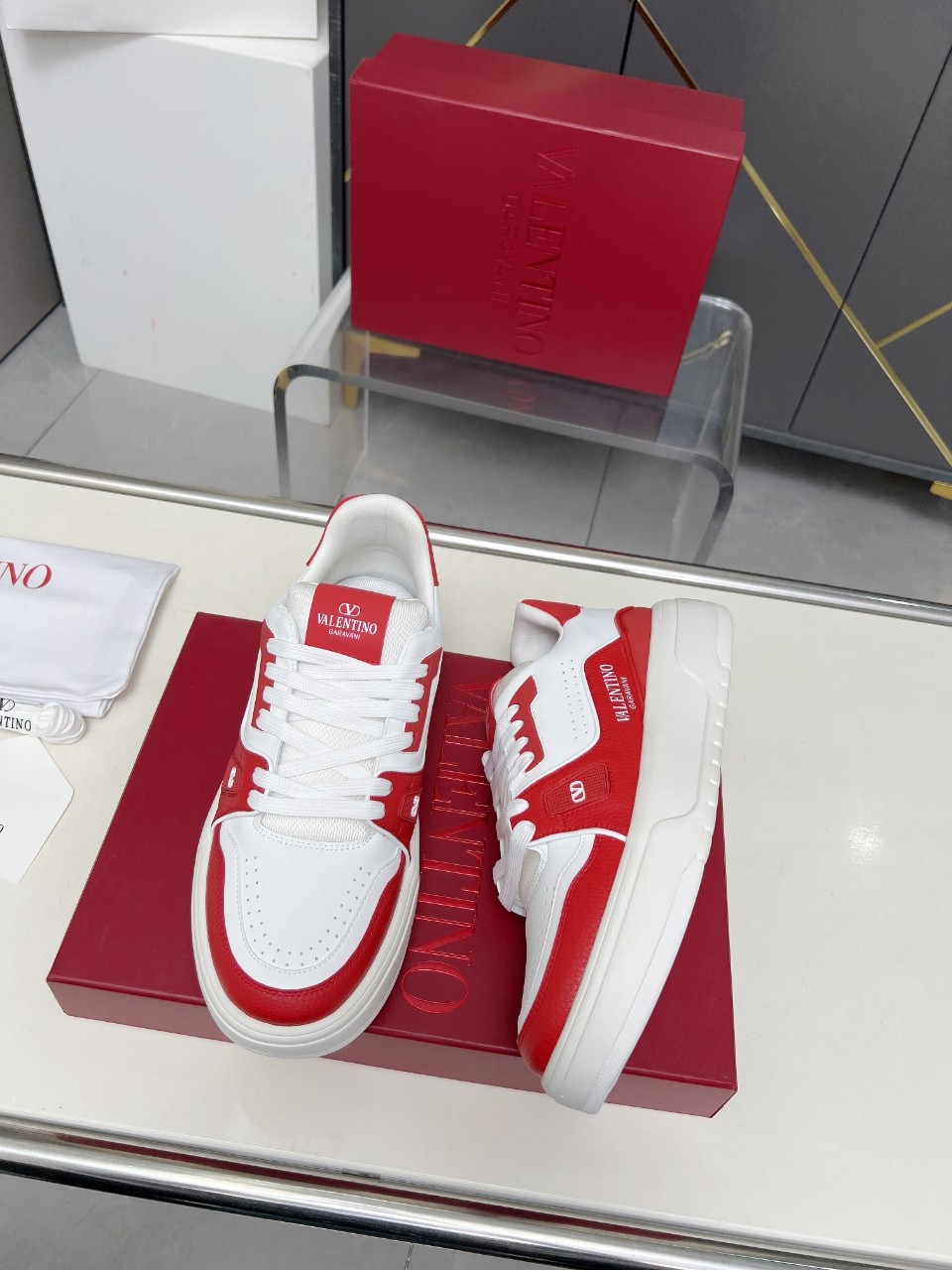 𝑽𝒂𝒍𝒆𝒏𝒕𝒊𝒏𝒐华伦天奴  𝑶𝒏𝒆𝑺𝒕𝒖𝒅 情侣款运动鞋系列

Valentino 2025最新款情侣运动鞋 明星同款 火爆发售. 原版ZP入购拆解. 反复打版调改. 力要1:1原版还原！顶级奢华力作  柔软舒适  时尚休闲结合一体  带来卓越优雅的质感 与极佳的上脚舒适感 
顶级代购版本鞋面：进口小牛皮面/原版油边工艺 
内里：水染牛皮内里
大底：原版开发𝐓𝐏𝐔双色组合大底 
包装：原版配置全套包装
码数：34-44