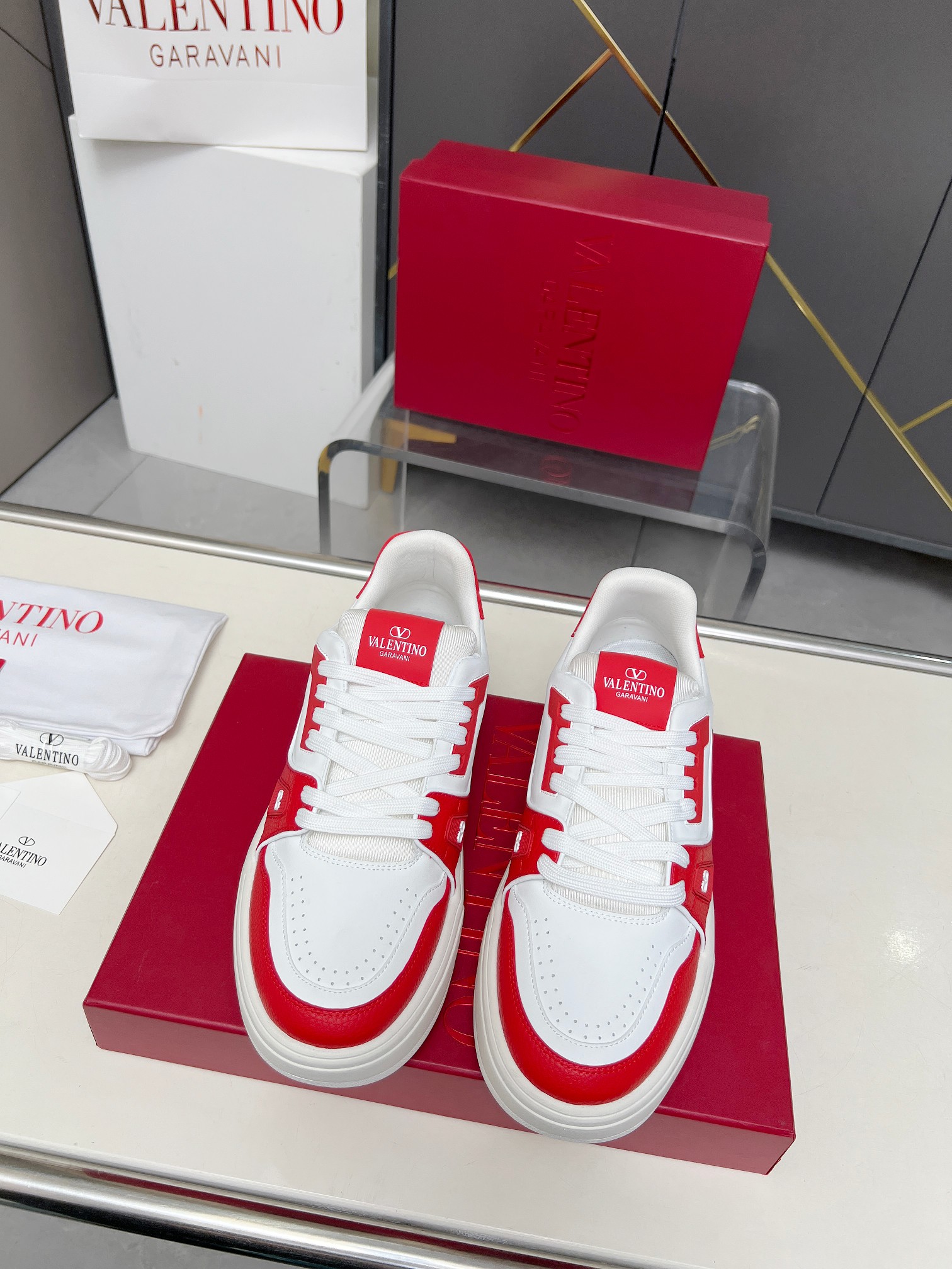 𝑽𝒂𝒍𝒆𝒏𝒕𝒊𝒏𝒐华伦天奴  𝑶𝒏𝒆𝑺𝒕𝒖𝒅 情侣款运动鞋系列

Valentino 2025最新款情侣运动鞋 明星同款 火爆发售. 原版ZP入购拆解. 反复打版调改. 力要1:1原版还原！顶级奢华力作  柔软舒适  时尚休闲结合一体  带来卓越优雅的质感 与极佳的上脚舒适感 
顶级代购版本鞋面：进口小牛皮面/原版油边工艺 
内里：水染牛皮内里
大底：原版开发𝐓𝐏𝐔双色组合大底 
包装：原版配置全套包装
码数：34-44
