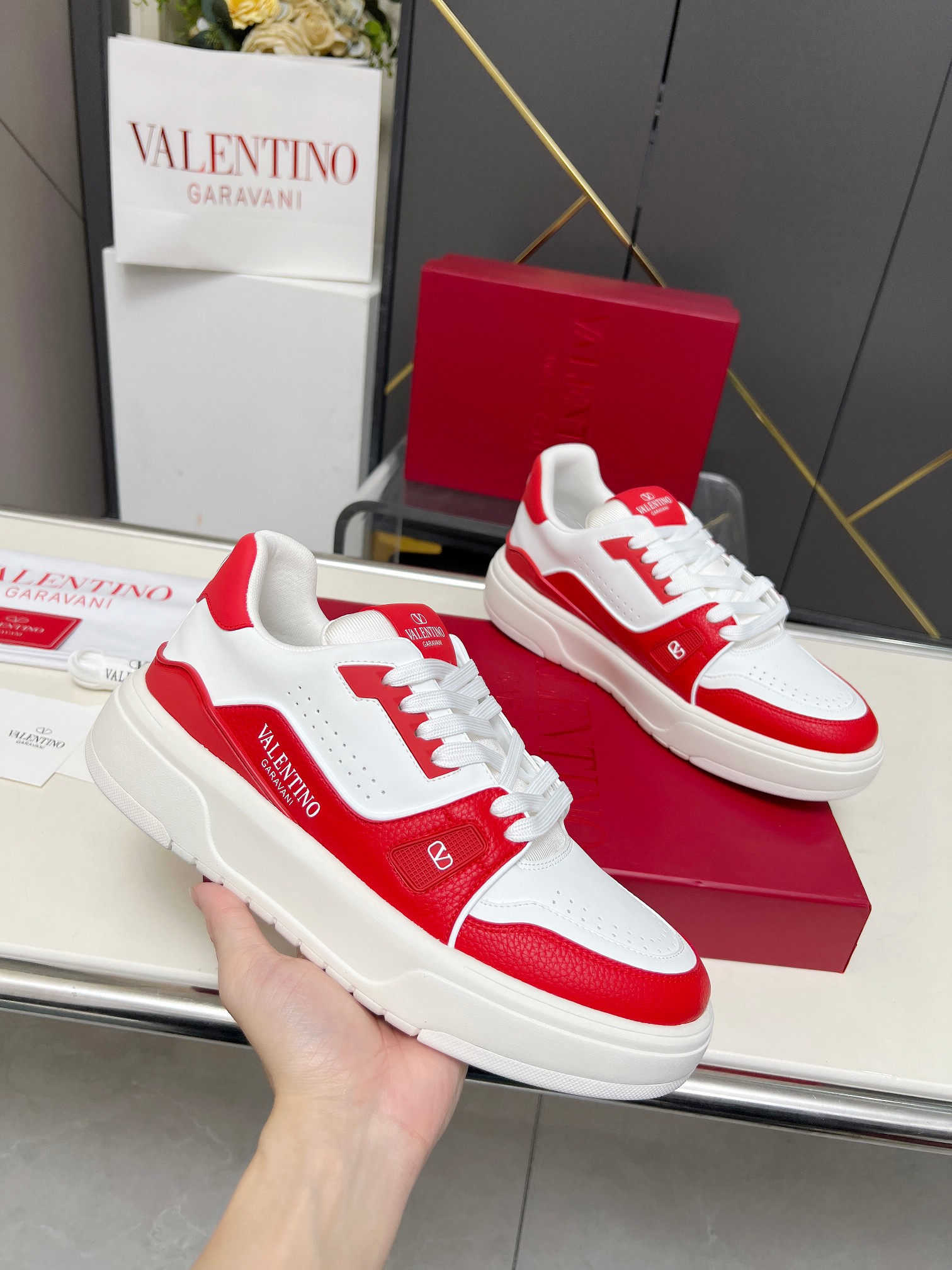 𝑽𝒂𝒍𝒆𝒏𝒕𝒊𝒏𝒐华伦天奴  𝑶𝒏𝒆𝑺𝒕𝒖𝒅 情侣款运动鞋系列

Valentino 2025最新款情侣运动鞋 明星同款 火爆发售. 原版ZP入购拆解. 反复打版调改. 力要1:1原版还原！顶级奢华力作  柔软舒适  时尚休闲结合一体  带来卓越优雅的质感 与极佳的上脚舒适感 
顶级代购版本鞋面：进口小牛皮面/原版油边工艺 
内里：水染牛皮内里
大底：原版开发𝐓𝐏𝐔双色组合大底 
包装：原版配置全套包装
码数：34-44