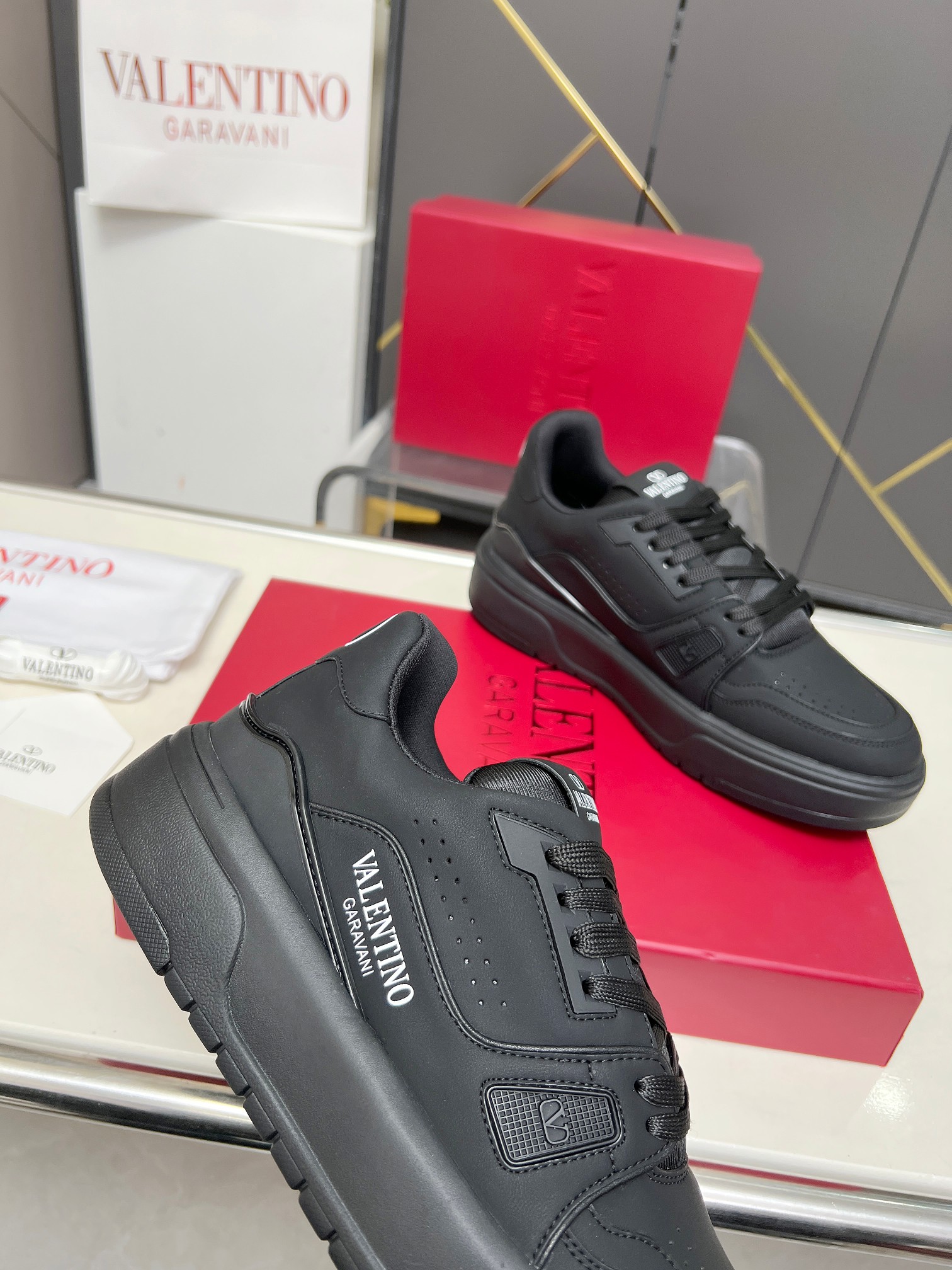 𝑽𝒂𝒍𝒆𝒏𝒕𝒊𝒏𝒐华伦天奴  𝑶𝒏𝒆𝑺𝒕𝒖𝒅 情侣款运动鞋系列

Valentino 2025最新款情侣运动鞋 明星同款 火爆发售. 原版ZP入购拆解. 反复打版调改. 力要1:1原版还原！顶级奢华力作  柔软舒适  时尚休闲结合一体  带来卓越优雅的质感 与极佳的上脚舒适感 
顶级代购版本鞋面：进口小牛皮面/原版油边工艺 
内里：水染牛皮内里
大底：原版开发𝐓𝐏𝐔双色组合大底 
包装：原版配置全套包装
码数：34-44