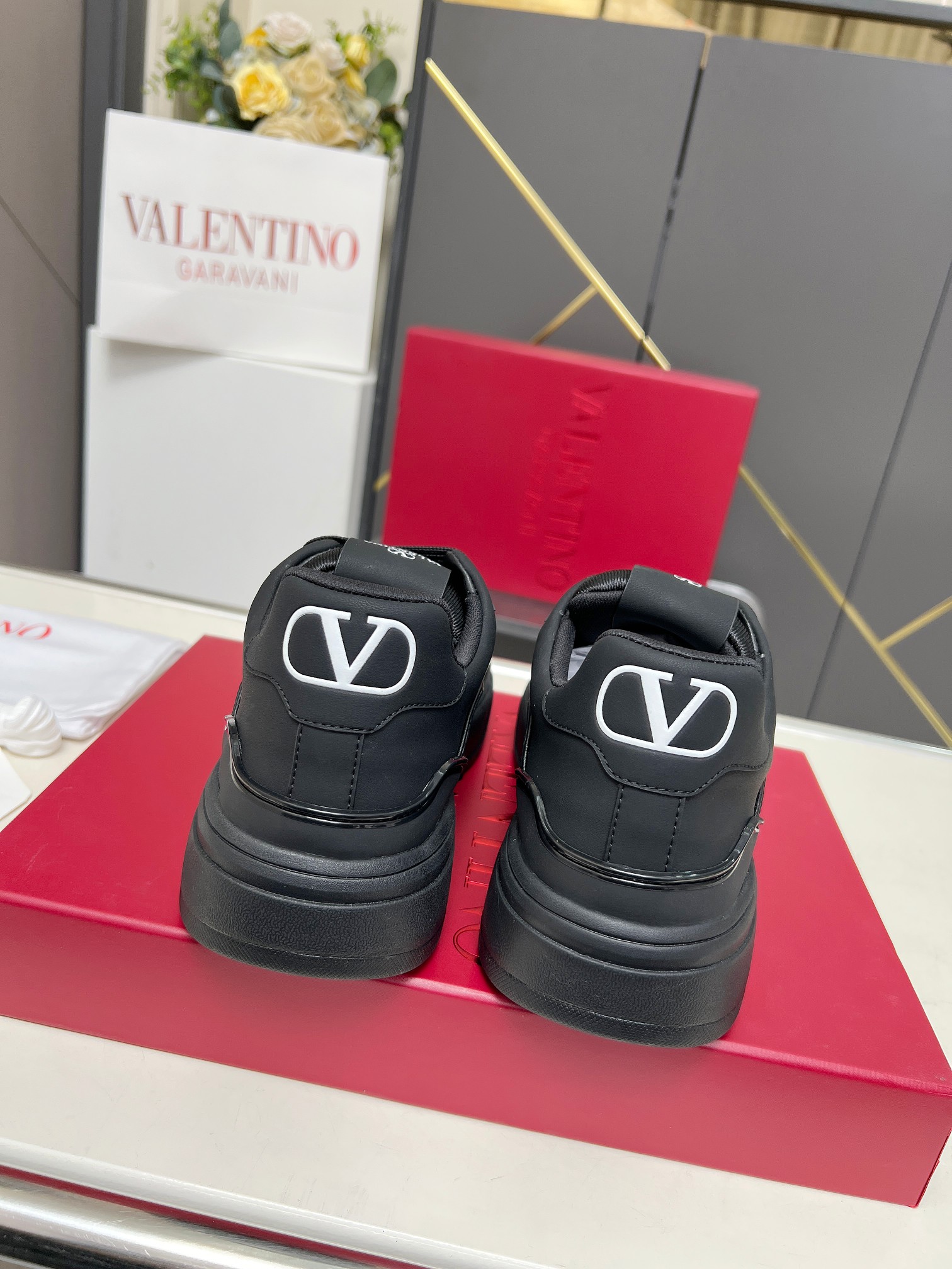 𝑽𝒂𝒍𝒆𝒏𝒕𝒊𝒏𝒐华伦天奴  𝑶𝒏𝒆𝑺𝒕𝒖𝒅 情侣款运动鞋系列

Valentino 2025最新款情侣运动鞋 明星同款 火爆发售. 原版ZP入购拆解. 反复打版调改. 力要1:1原版还原！顶级奢华力作  柔软舒适  时尚休闲结合一体  带来卓越优雅的质感 与极佳的上脚舒适感 
顶级代购版本鞋面：进口小牛皮面/原版油边工艺 
内里：水染牛皮内里
大底：原版开发𝐓𝐏𝐔双色组合大底 
包装：原版配置全套包装
码数：34-44