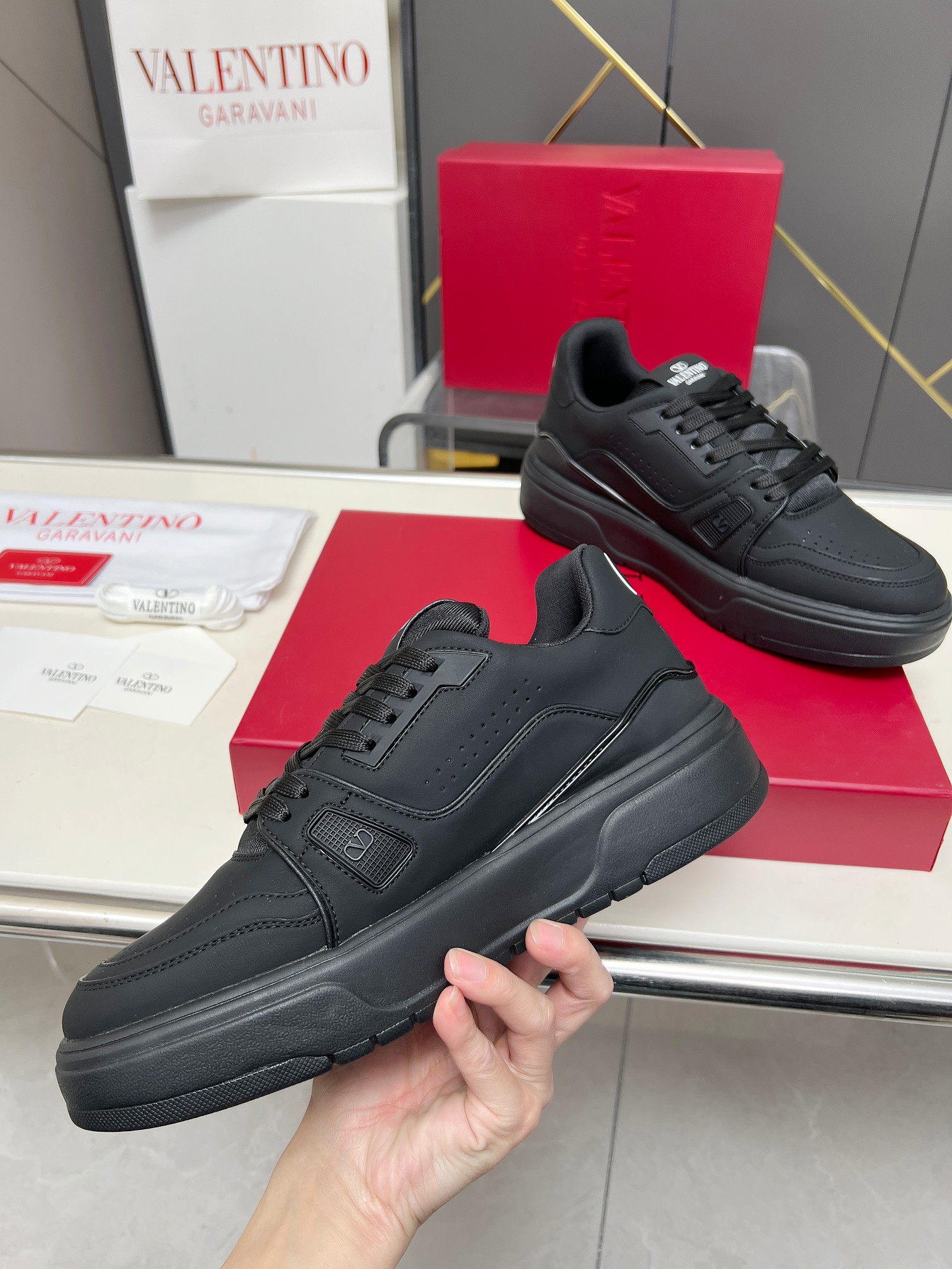 𝑽𝒂𝒍𝒆𝒏𝒕𝒊𝒏𝒐华伦天奴  𝑶𝒏𝒆𝑺𝒕𝒖𝒅 情侣款运动鞋系列

Valentino 2025最新款情侣运动鞋 明星同款 火爆发售. 原版ZP入购拆解. 反复打版调改. 力要1:1原版还原！顶级奢华力作  柔软舒适  时尚休闲结合一体  带来卓越优雅的质感 与极佳的上脚舒适感 
顶级代购版本鞋面：进口小牛皮面/原版油边工艺 
内里：水染牛皮内里
大底：原版开发𝐓𝐏𝐔双色组合大底 
包装：原版配置全套包装
码数：34-44
