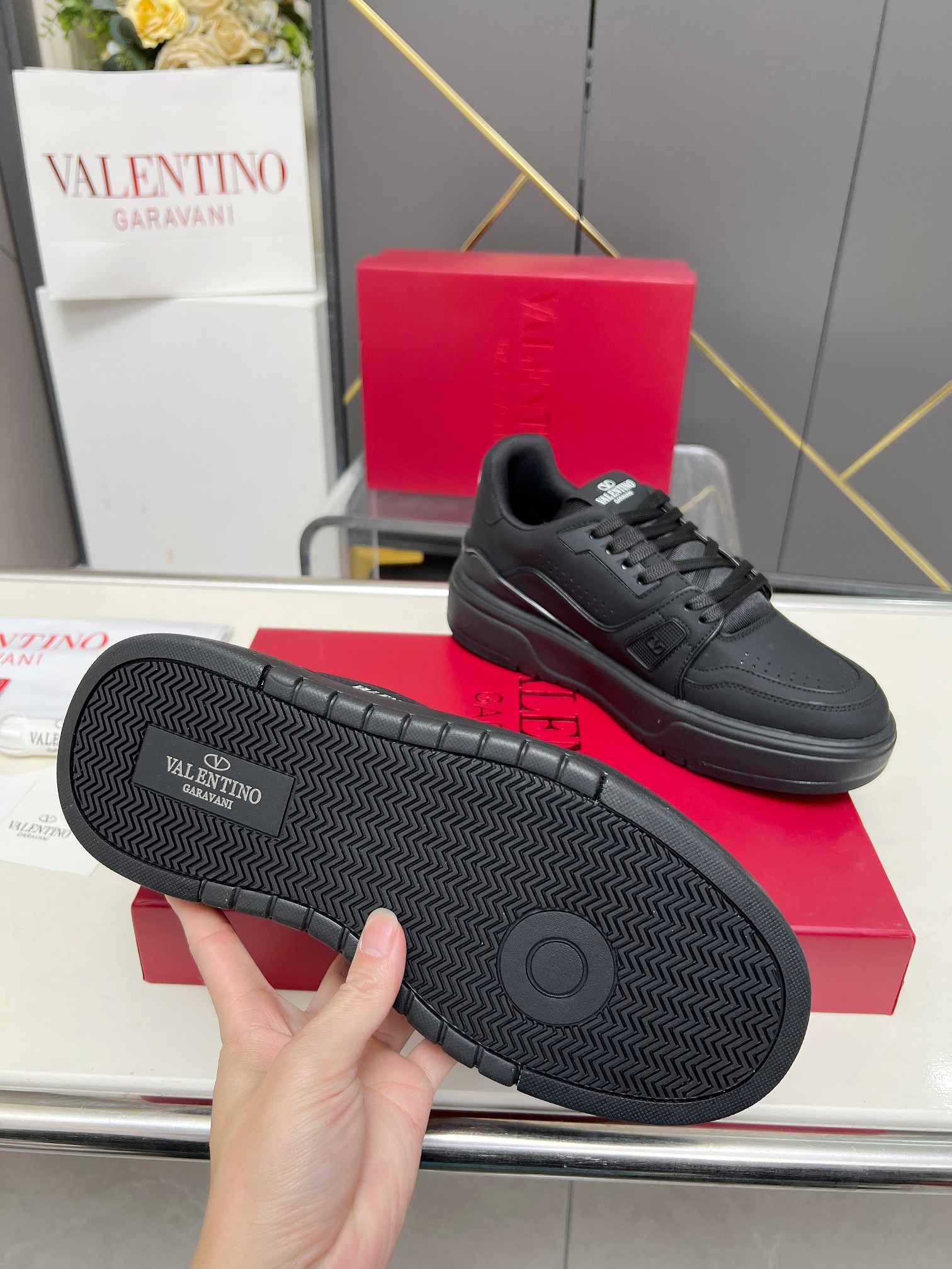 𝑽𝒂𝒍𝒆𝒏𝒕𝒊𝒏𝒐华伦天奴  𝑶𝒏𝒆𝑺𝒕𝒖𝒅 情侣款运动鞋系列

Valentino 2025最新款情侣运动鞋 明星同款 火爆发售. 原版ZP入购拆解. 反复打版调改. 力要1:1原版还原！顶级奢华力作  柔软舒适  时尚休闲结合一体  带来卓越优雅的质感 与极佳的上脚舒适感 
顶级代购版本鞋面：进口小牛皮面/原版油边工艺 
内里：水染牛皮内里
大底：原版开发𝐓𝐏𝐔双色组合大底 
包装：原版配置全套包装
码数：34-44