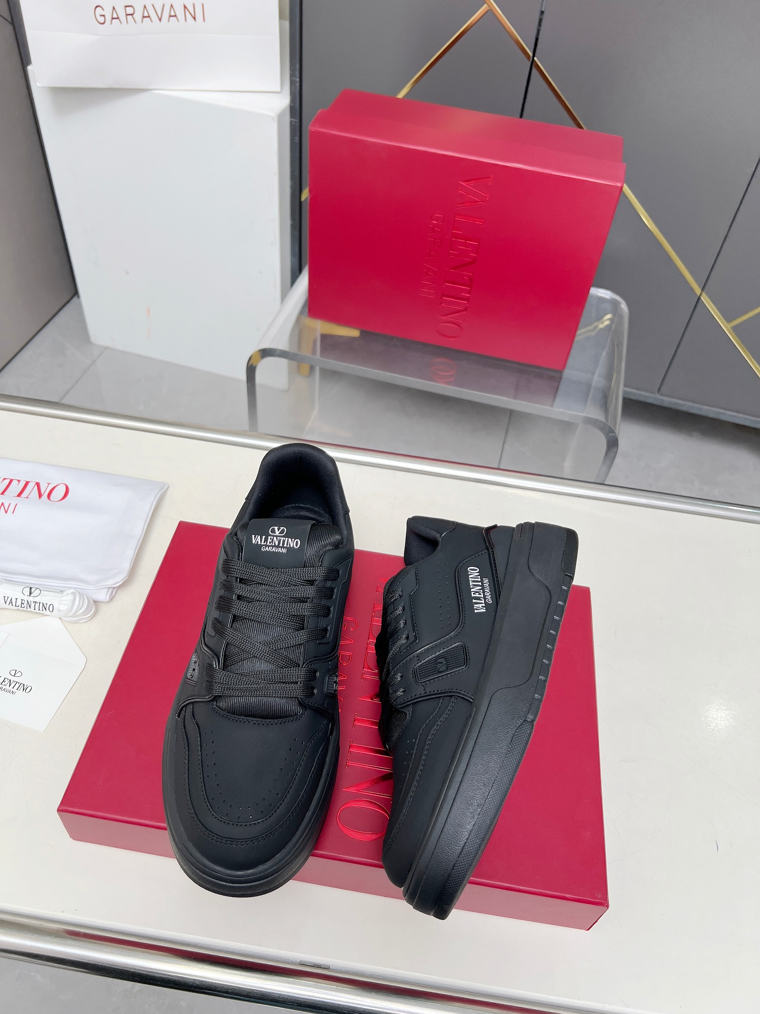 𝑽𝒂𝒍𝒆𝒏𝒕𝒊𝒏𝒐华伦天奴  𝑶𝒏𝒆𝑺𝒕𝒖𝒅 情侣款运动鞋系列

Valentino 2025最新款情侣运动鞋 明星同款 火爆发售. 原版ZP入购拆解. 反复打版调改. 力要1:1原版还原！顶级奢华力作  柔软舒适  时尚休闲结合一体  带来卓越优雅的质感 与极佳的上脚舒适感 
顶级代购版本鞋面：进口小牛皮面/原版油边工艺 
内里：水染牛皮内里
大底：原版开发𝐓𝐏𝐔双色组合大底 
包装：原版配置全套包装
码数：34-44