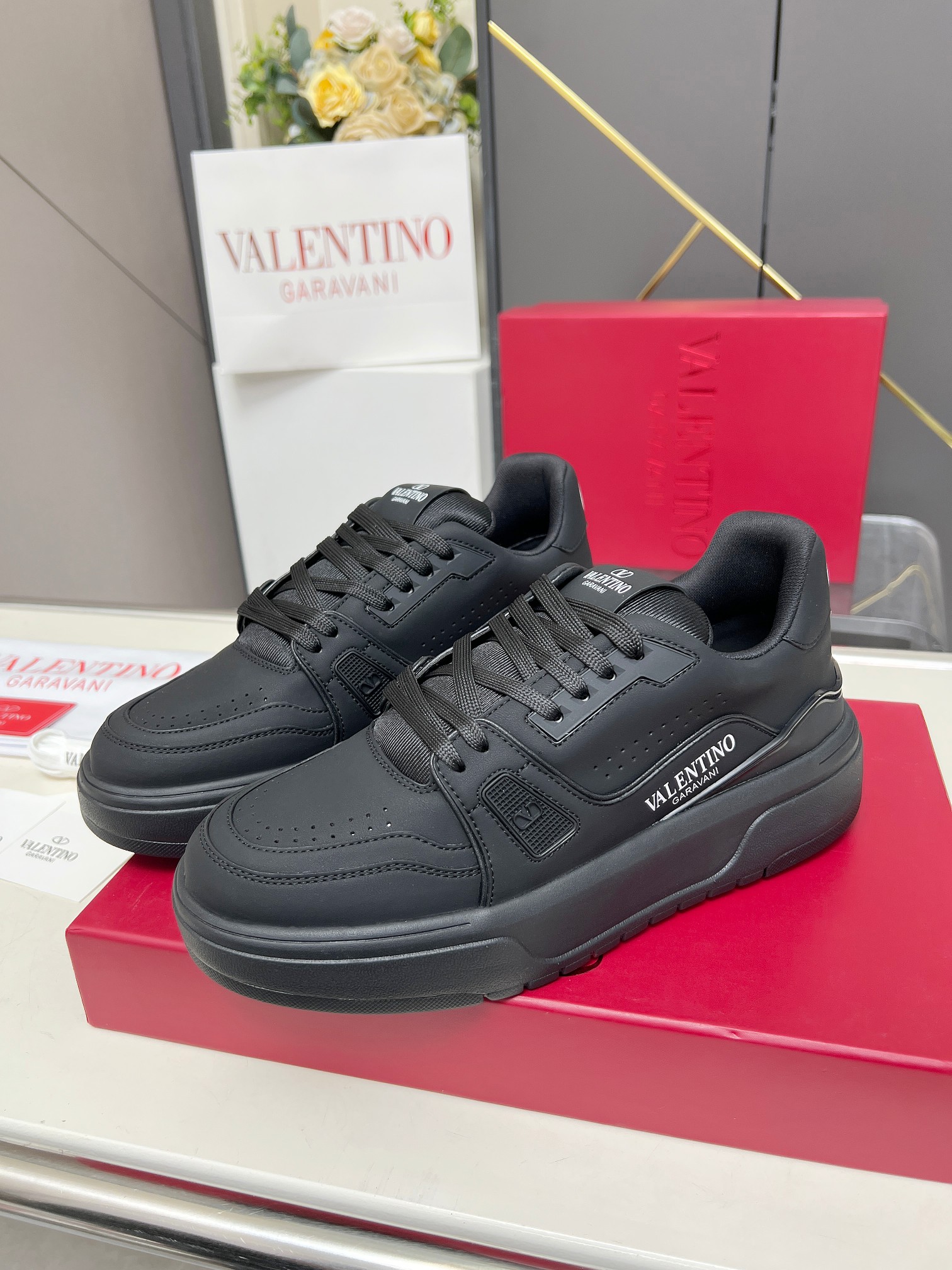 𝑽𝒂𝒍𝒆𝒏𝒕𝒊𝒏𝒐华伦天奴  𝑶𝒏𝒆𝑺𝒕𝒖𝒅 情侣款运动鞋系列

Valentino 2025最新款情侣运动鞋 明星同款 火爆发售. 原版ZP入购拆解. 反复打版调改. 力要1:1原版还原！顶级奢华力作  柔软舒适  时尚休闲结合一体  带来卓越优雅的质感 与极佳的上脚舒适感 
顶级代购版本鞋面：进口小牛皮面/原版油边工艺 
内里：水染牛皮内里
大底：原版开发𝐓𝐏𝐔双色组合大底 
包装：原版配置全套包装
码数：34-44