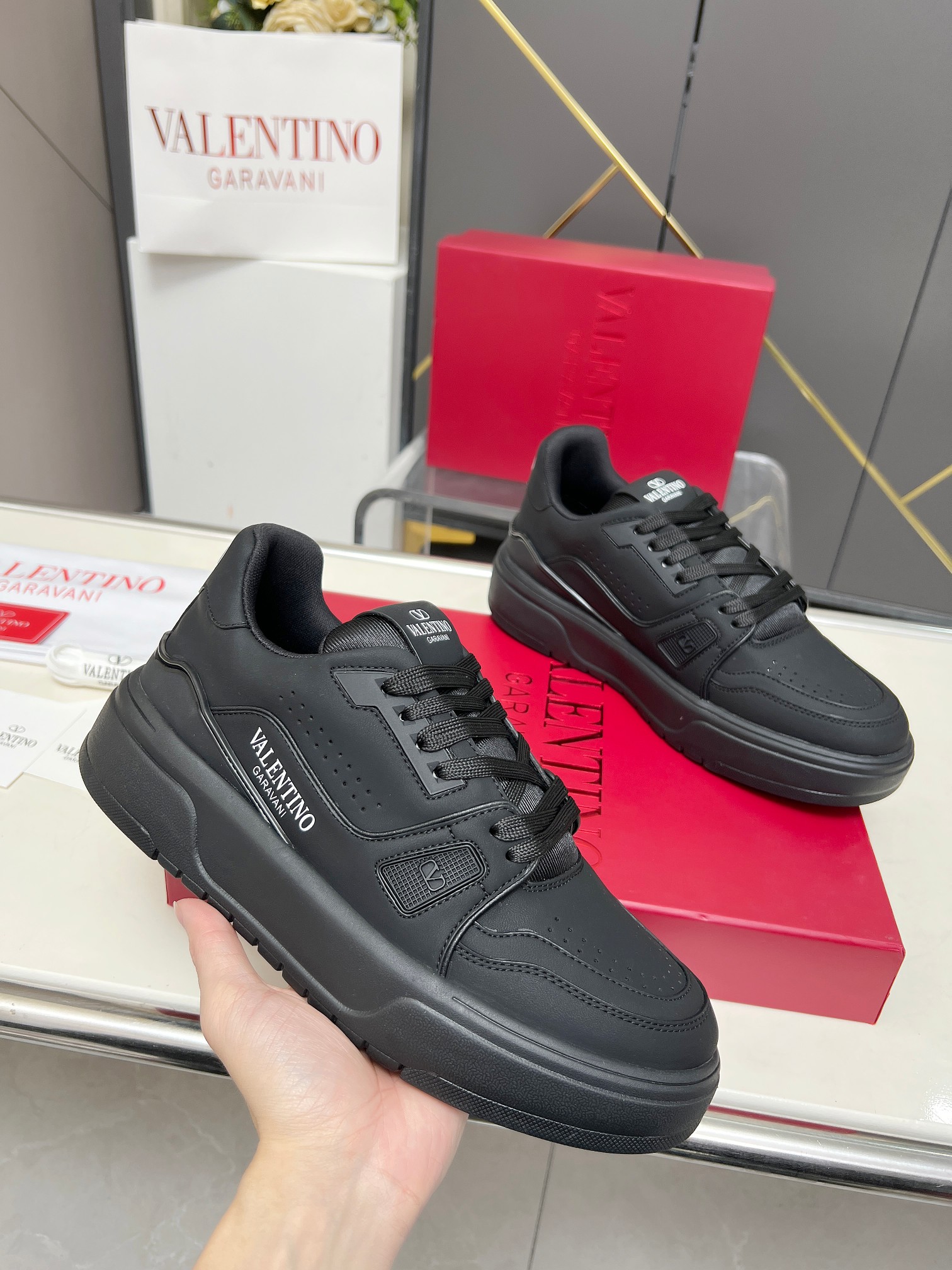 𝑽𝒂𝒍𝒆𝒏𝒕𝒊𝒏𝒐华伦天奴  𝑶𝒏𝒆𝑺𝒕𝒖𝒅 情侣款运动鞋系列

Valentino 2025最新款情侣运动鞋 明星同款 火爆发售. 原版ZP入购拆解. 反复打版调改. 力要1:1原版还原！顶级奢华力作  柔软舒适  时尚休闲结合一体  带来卓越优雅的质感 与极佳的上脚舒适感 
顶级代购版本鞋面：进口小牛皮面/原版油边工艺 
内里：水染牛皮内里
大底：原版开发𝐓𝐏𝐔双色组合大底 
包装：原版配置全套包装
码数：34-44