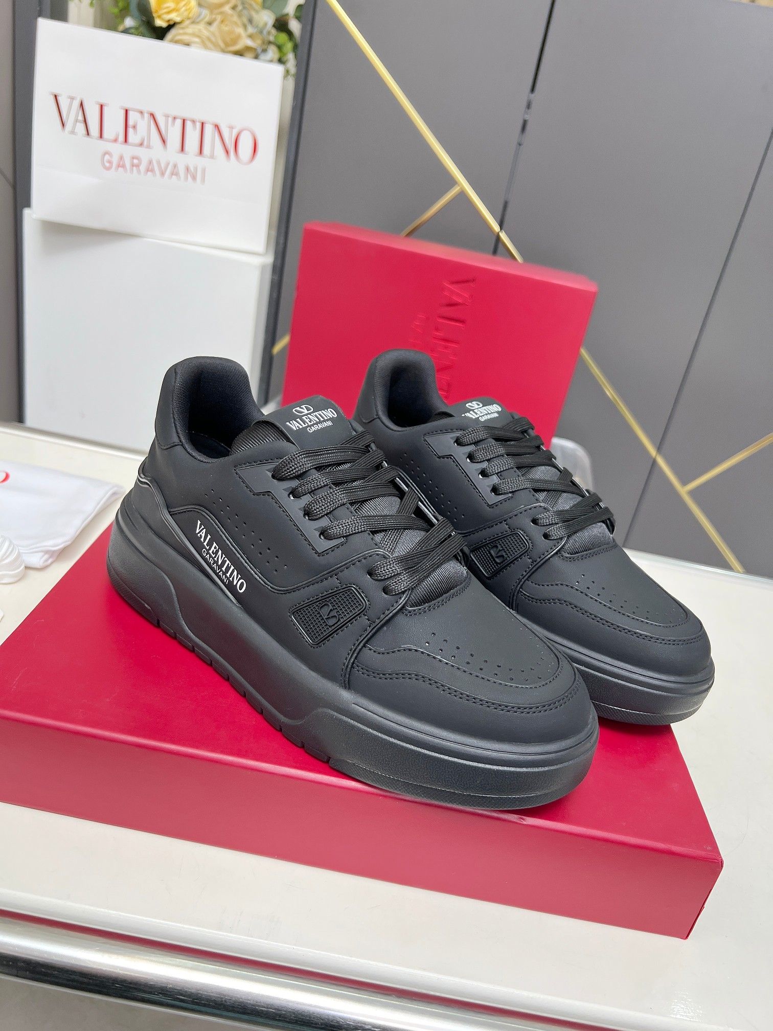 𝑽𝒂𝒍𝒆𝒏𝒕𝒊𝒏𝒐华伦天奴  𝑶𝒏𝒆𝑺𝒕𝒖𝒅 情侣款运动鞋系列

Valentino 2025最新款情侣运动鞋 明星同款 火爆发售. 原版ZP入购拆解. 反复打版调改. 力要1:1原版还原！顶级奢华力作  柔软舒适  时尚休闲结合一体  带来卓越优雅的质感 与极佳的上脚舒适感 
顶级代购版本鞋面：进口小牛皮面/原版油边工艺 
内里：水染牛皮内里
大底：原版开发𝐓𝐏𝐔双色组合大底 
包装：原版配置全套包装
码数：34-44