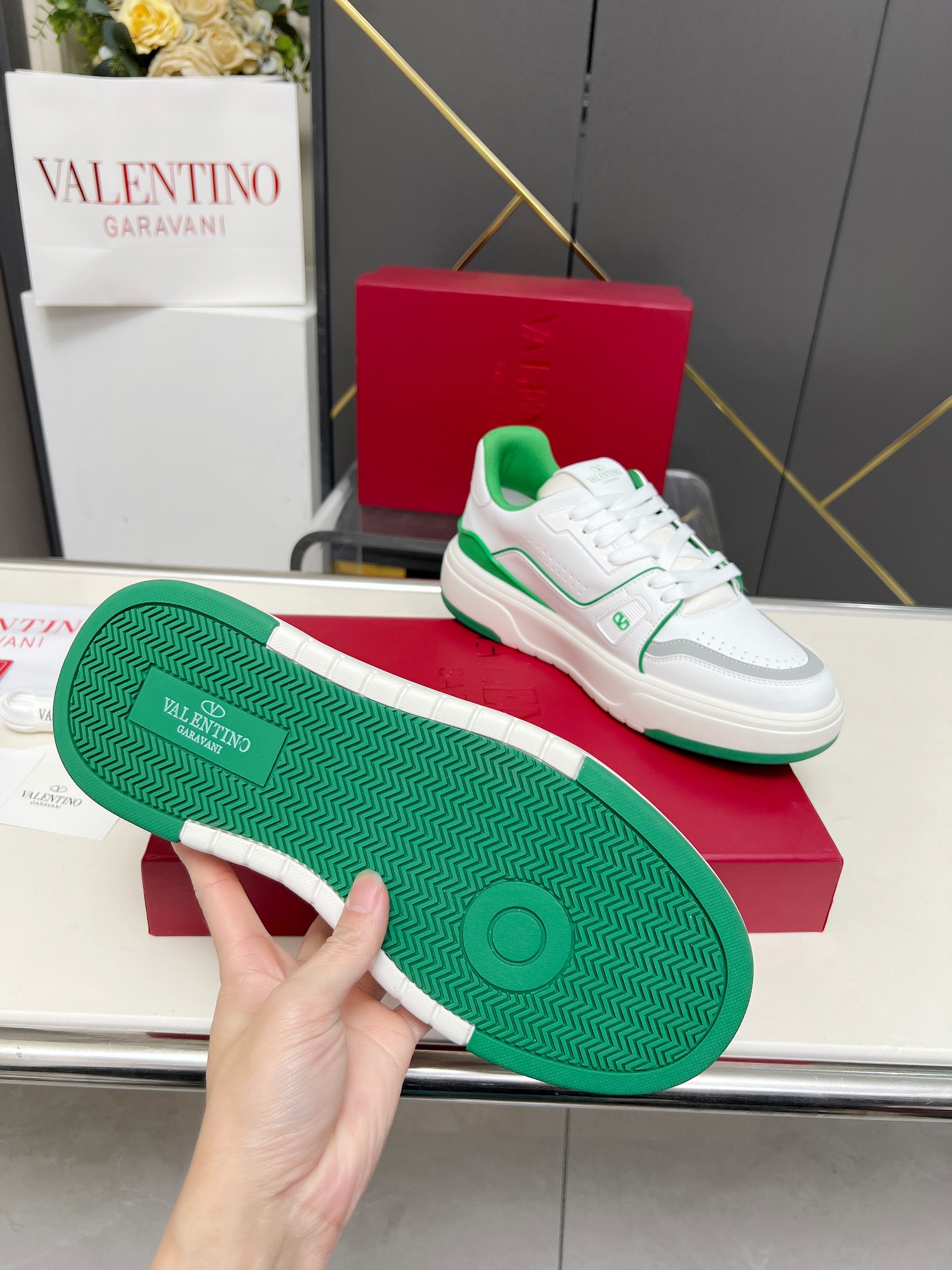 𝑽𝒂𝒍𝒆𝒏𝒕𝒊𝒏𝒐华伦天奴  𝑶𝒏𝒆𝑺𝒕𝒖𝒅 情侣款运动鞋系列

Valentino 2025最新款情侣运动鞋 明星同款 火爆发售. 原版ZP入购拆解. 反复打版调改. 力要1:1原版还原！顶级奢华力作  柔软舒适  时尚休闲结合一体  带来卓越优雅的质感 与极佳的上脚舒适感 
顶级代购版本鞋面：进口小牛皮面/原版油边工艺 
内里：水染牛皮内里
大底：原版开发𝐓𝐏𝐔双色组合大底 
包装：原版配置全套包装
码数：34-44