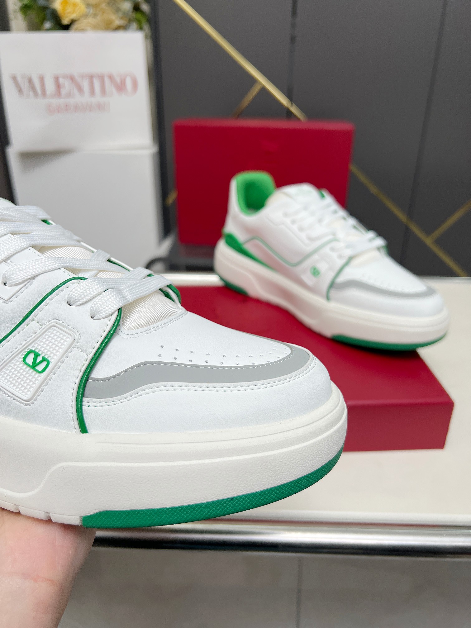 𝑽𝒂𝒍𝒆𝒏𝒕𝒊𝒏𝒐华伦天奴  𝑶𝒏𝒆𝑺𝒕𝒖𝒅 情侣款运动鞋系列

Valentino 2025最新款情侣运动鞋 明星同款 火爆发售. 原版ZP入购拆解. 反复打版调改. 力要1:1原版还原！顶级奢华力作  柔软舒适  时尚休闲结合一体  带来卓越优雅的质感 与极佳的上脚舒适感 
顶级代购版本鞋面：进口小牛皮面/原版油边工艺 
内里：水染牛皮内里
大底：原版开发𝐓𝐏𝐔双色组合大底 
包装：原版配置全套包装
码数：34-44