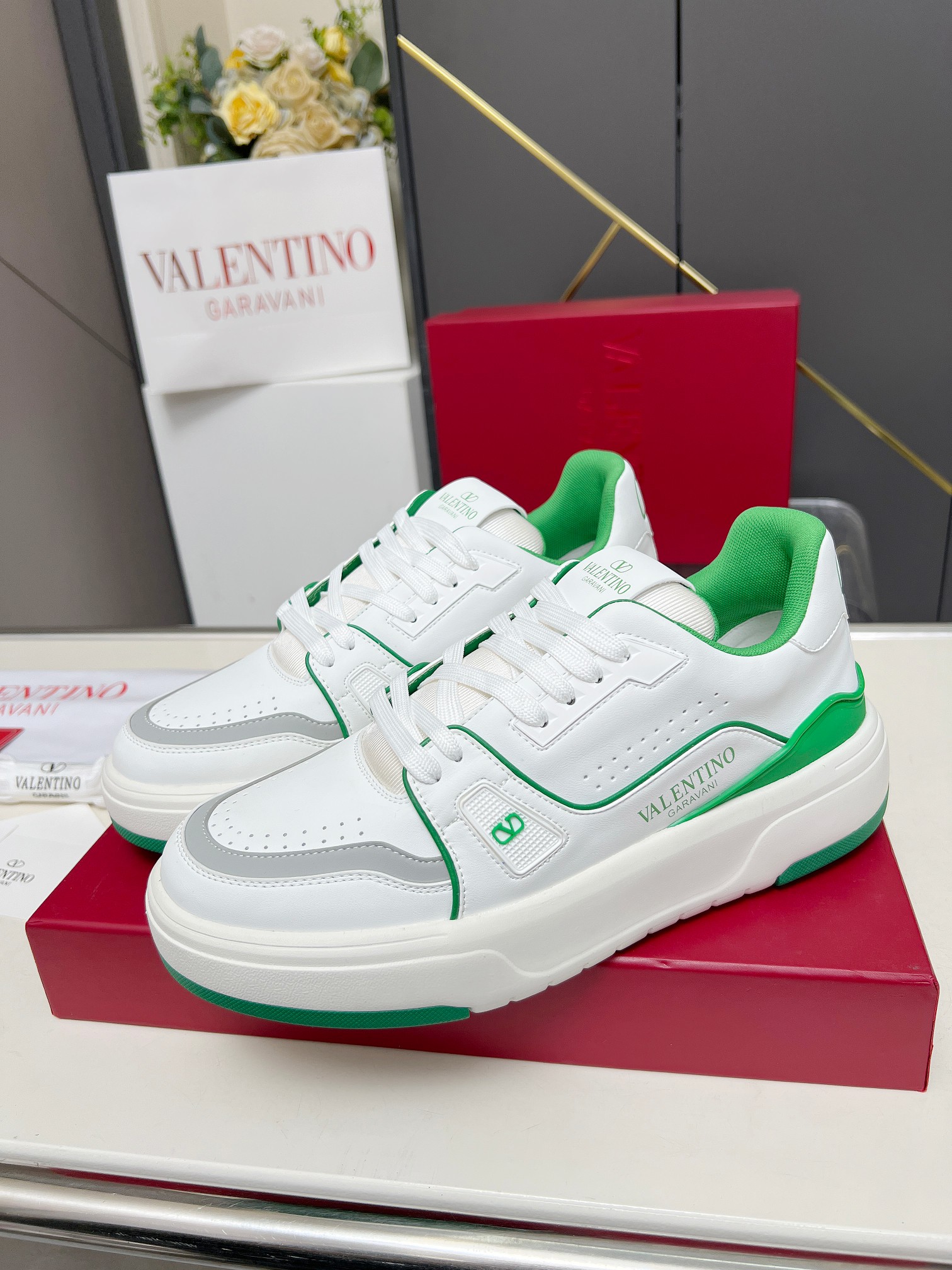 𝑽𝒂𝒍𝒆𝒏𝒕𝒊𝒏𝒐华伦天奴  𝑶𝒏𝒆𝑺𝒕𝒖𝒅 情侣款运动鞋系列

Valentino 2025最新款情侣运动鞋 明星同款 火爆发售. 原版ZP入购拆解. 反复打版调改. 力要1:1原版还原！顶级奢华力作  柔软舒适  时尚休闲结合一体  带来卓越优雅的质感 与极佳的上脚舒适感 
顶级代购版本鞋面：进口小牛皮面/原版油边工艺 
内里：水染牛皮内里
大底：原版开发𝐓𝐏𝐔双色组合大底 
包装：原版配置全套包装
码数：34-44
