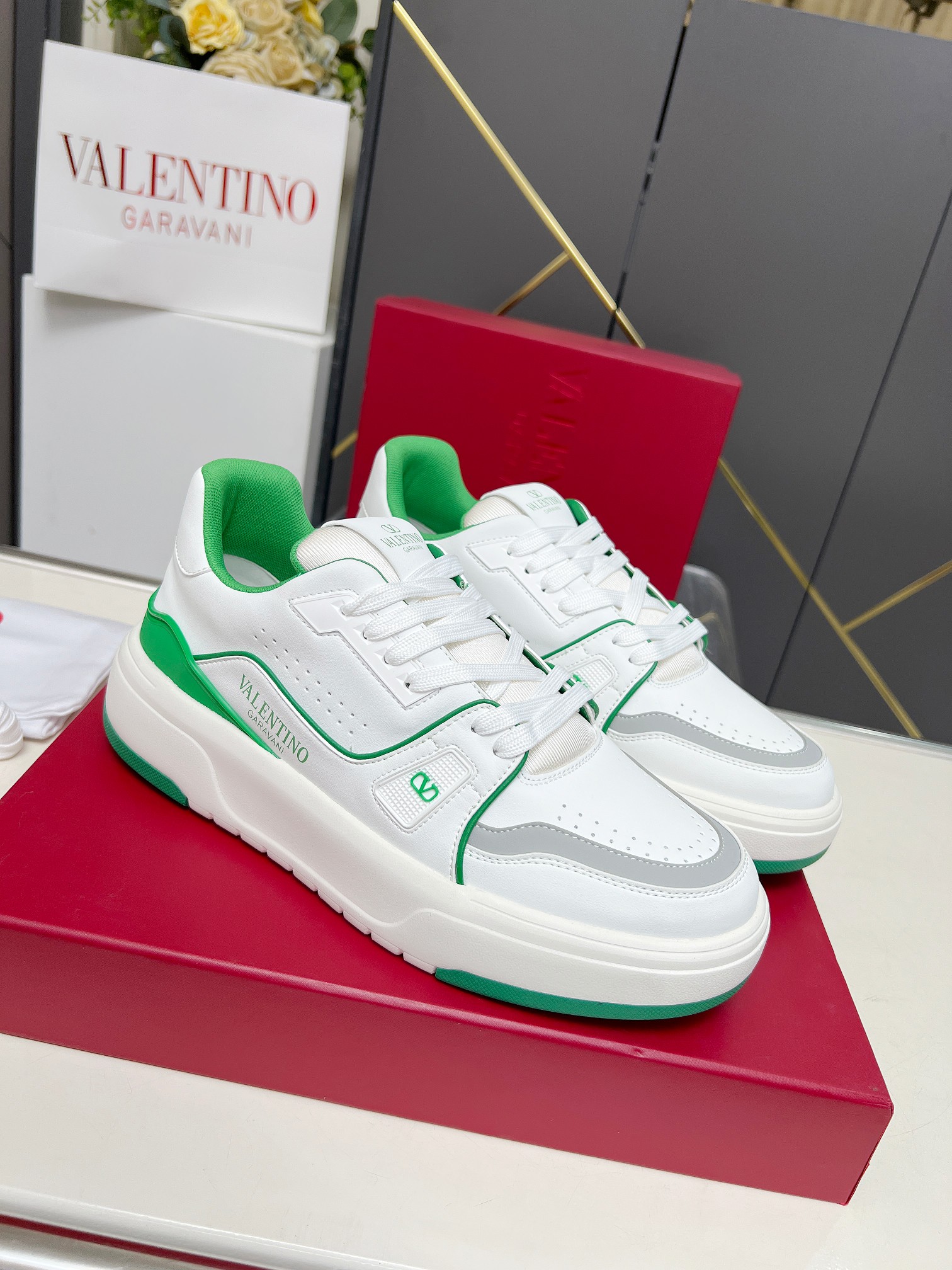 𝑽𝒂𝒍𝒆𝒏𝒕𝒊𝒏𝒐华伦天奴  𝑶𝒏𝒆𝑺𝒕𝒖𝒅 情侣款运动鞋系列

Valentino 2025最新款情侣运动鞋 明星同款 火爆发售. 原版ZP入购拆解. 反复打版调改. 力要1:1原版还原！顶级奢华力作  柔软舒适  时尚休闲结合一体  带来卓越优雅的质感 与极佳的上脚舒适感 
顶级代购版本鞋面：进口小牛皮面/原版油边工艺 
内里：水染牛皮内里
大底：原版开发𝐓𝐏𝐔双色组合大底 
包装：原版配置全套包装
码数：34-44