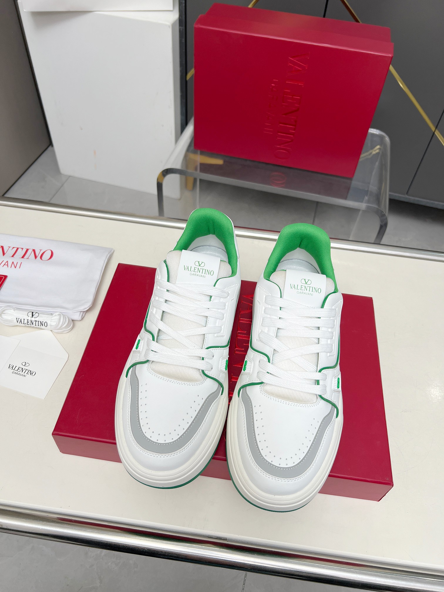 𝑽𝒂𝒍𝒆𝒏𝒕𝒊𝒏𝒐华伦天奴  𝑶𝒏𝒆𝑺𝒕𝒖𝒅 情侣款运动鞋系列

Valentino 2025最新款情侣运动鞋 明星同款 火爆发售. 原版ZP入购拆解. 反复打版调改. 力要1:1原版还原！顶级奢华力作  柔软舒适  时尚休闲结合一体  带来卓越优雅的质感 与极佳的上脚舒适感 
顶级代购版本鞋面：进口小牛皮面/原版油边工艺 
内里：水染牛皮内里
大底：原版开发𝐓𝐏𝐔双色组合大底 
包装：原版配置全套包装
码数：34-44