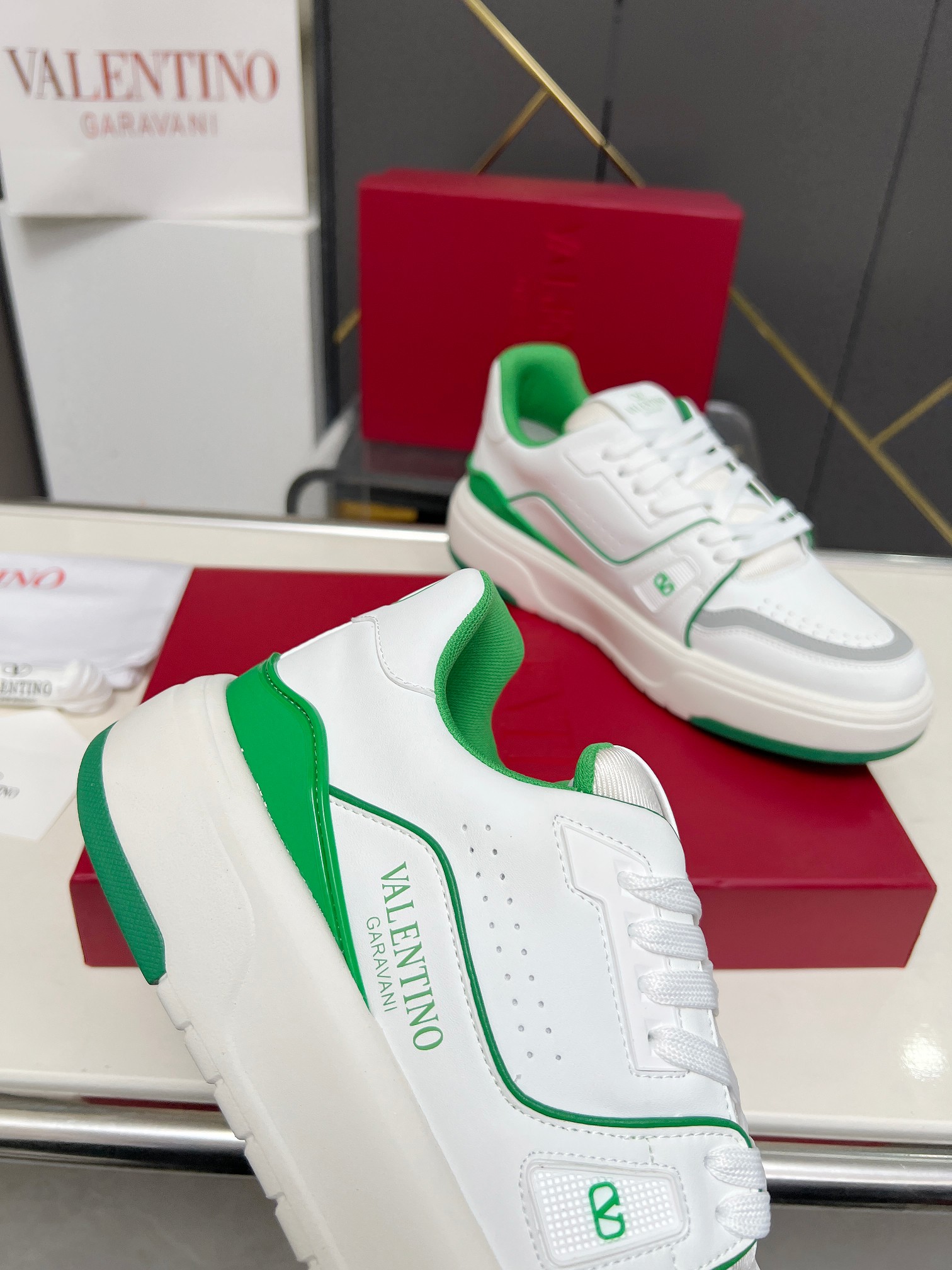 𝑽𝒂𝒍𝒆𝒏𝒕𝒊𝒏𝒐华伦天奴  𝑶𝒏𝒆𝑺𝒕𝒖𝒅 情侣款运动鞋系列

Valentino 2025最新款情侣运动鞋 明星同款 火爆发售. 原版ZP入购拆解. 反复打版调改. 力要1:1原版还原！顶级奢华力作  柔软舒适  时尚休闲结合一体  带来卓越优雅的质感 与极佳的上脚舒适感 
顶级代购版本鞋面：进口小牛皮面/原版油边工艺 
内里：水染牛皮内里
大底：原版开发𝐓𝐏𝐔双色组合大底 
包装：原版配置全套包装
码数：34-44