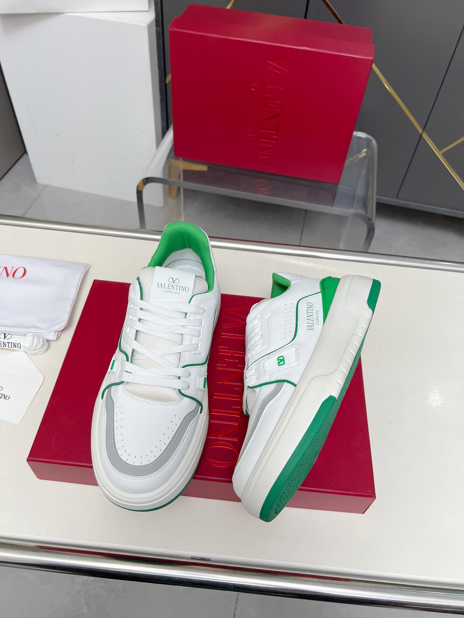 𝑽𝒂𝒍𝒆𝒏𝒕𝒊𝒏𝒐华伦天奴  𝑶𝒏𝒆𝑺𝒕𝒖𝒅 情侣款运动鞋系列

Valentino 2025最新款情侣运动鞋 明星同款 火爆发售. 原版ZP入购拆解. 反复打版调改. 力要1:1原版还原！顶级奢华力作  柔软舒适  时尚休闲结合一体  带来卓越优雅的质感 与极佳的上脚舒适感 
顶级代购版本鞋面：进口小牛皮面/原版油边工艺 
内里：水染牛皮内里
大底：原版开发𝐓𝐏𝐔双色组合大底 
包装：原版配置全套包装
码数：34-44