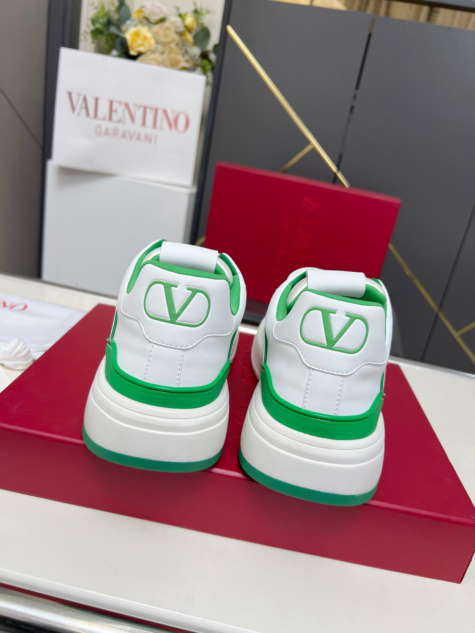 𝑽𝒂𝒍𝒆𝒏𝒕𝒊𝒏𝒐华伦天奴  𝑶𝒏𝒆𝑺𝒕𝒖𝒅 情侣款运动鞋系列

Valentino 2025最新款情侣运动鞋 明星同款 火爆发售. 原版ZP入购拆解. 反复打版调改. 力要1:1原版还原！顶级奢华力作  柔软舒适  时尚休闲结合一体  带来卓越优雅的质感 与极佳的上脚舒适感 
顶级代购版本鞋面：进口小牛皮面/原版油边工艺 
内里：水染牛皮内里
大底：原版开发𝐓𝐏𝐔双色组合大底 
包装：原版配置全套包装
码数：34-44