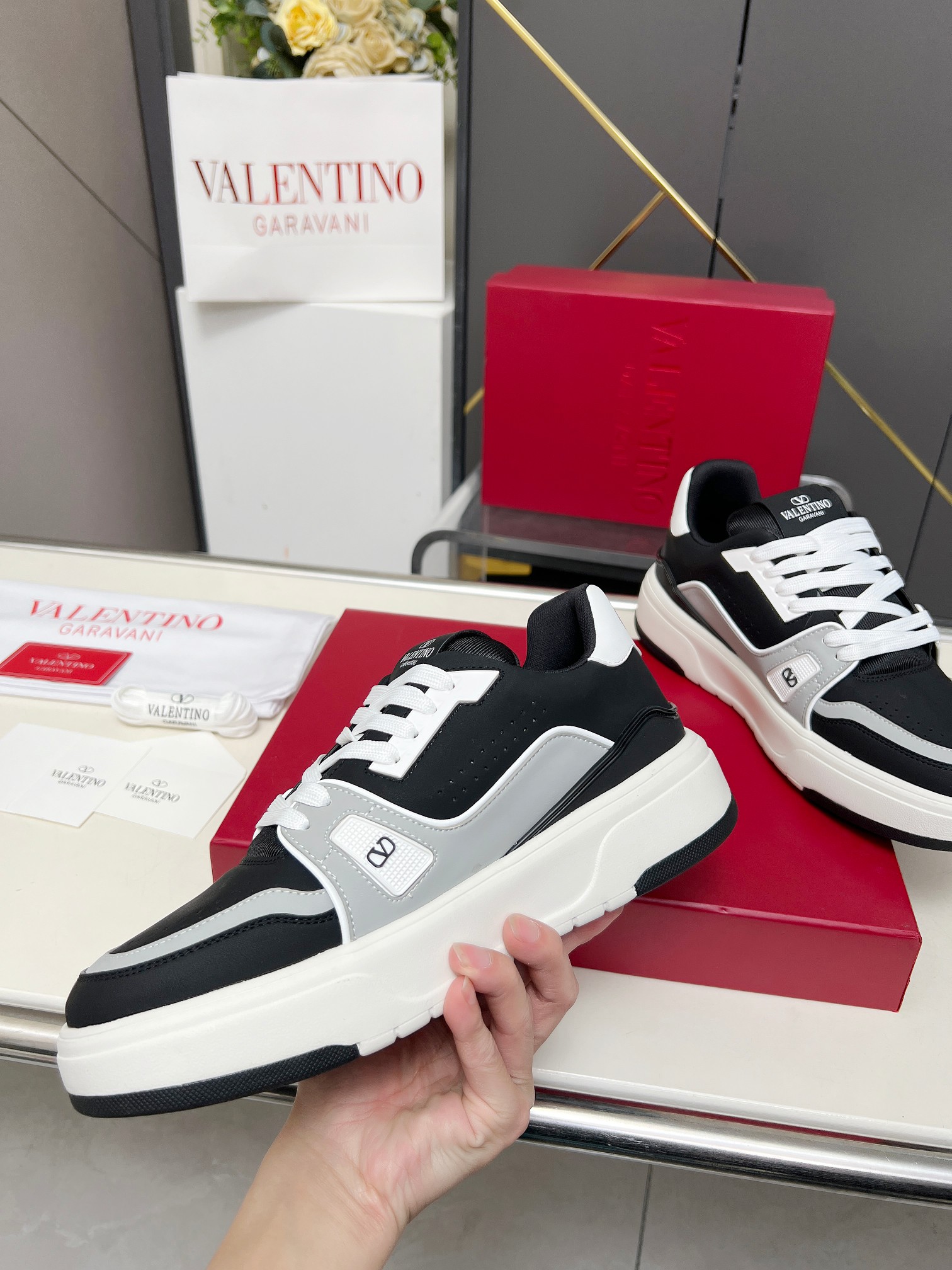 𝑽𝒂𝒍𝒆𝒏𝒕𝒊𝒏𝒐华伦天奴  𝑶𝒏𝒆𝑺𝒕𝒖𝒅 情侣款运动鞋系列

Valentino 2025最新款情侣运动鞋 明星同款 火爆发售. 原版ZP入购拆解. 反复打版调改. 力要1:1原版还原！顶级奢华力作  柔软舒适  时尚休闲结合一体  带来卓越优雅的质感 与极佳的上脚舒适感 
顶级代购版本鞋面：进口小牛皮面/原版油边工艺 
内里：水染牛皮内里
大底：原版开发𝐓𝐏𝐔双色组合大底 
包装：原版配置全套包装
码数：34-44