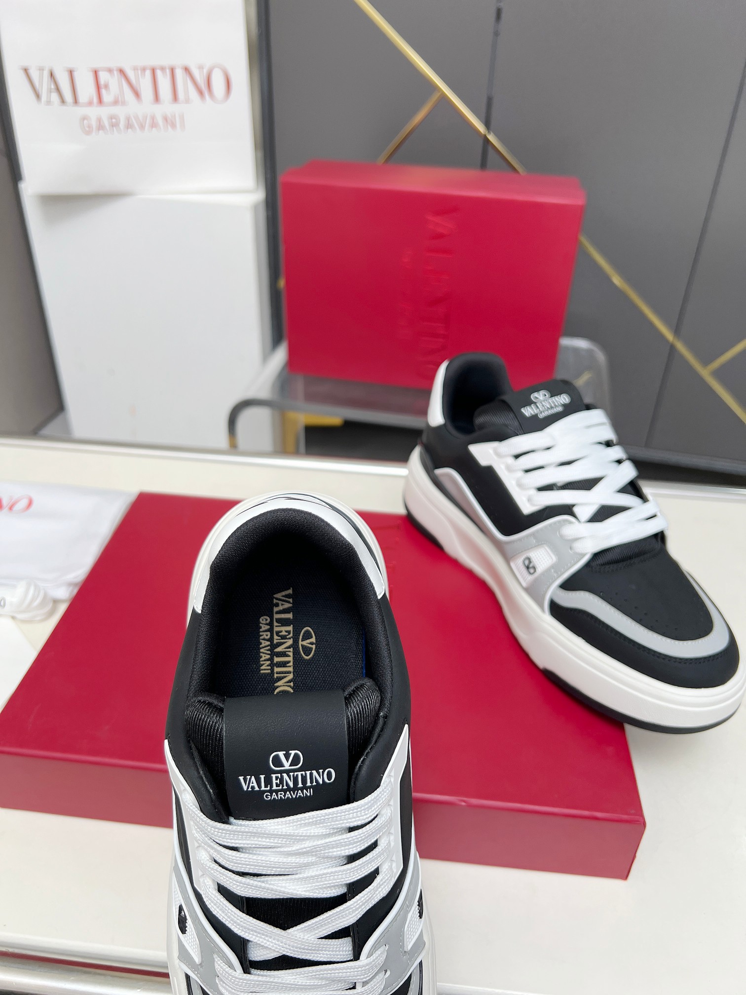 𝑽𝒂𝒍𝒆𝒏𝒕𝒊𝒏𝒐华伦天奴  𝑶𝒏𝒆𝑺𝒕𝒖𝒅 情侣款运动鞋系列

Valentino 2025最新款情侣运动鞋 明星同款 火爆发售. 原版ZP入购拆解. 反复打版调改. 力要1:1原版还原！顶级奢华力作  柔软舒适  时尚休闲结合一体  带来卓越优雅的质感 与极佳的上脚舒适感 
顶级代购版本鞋面：进口小牛皮面/原版油边工艺 
内里：水染牛皮内里
大底：原版开发𝐓𝐏𝐔双色组合大底 
包装：原版配置全套包装
码数：34-44