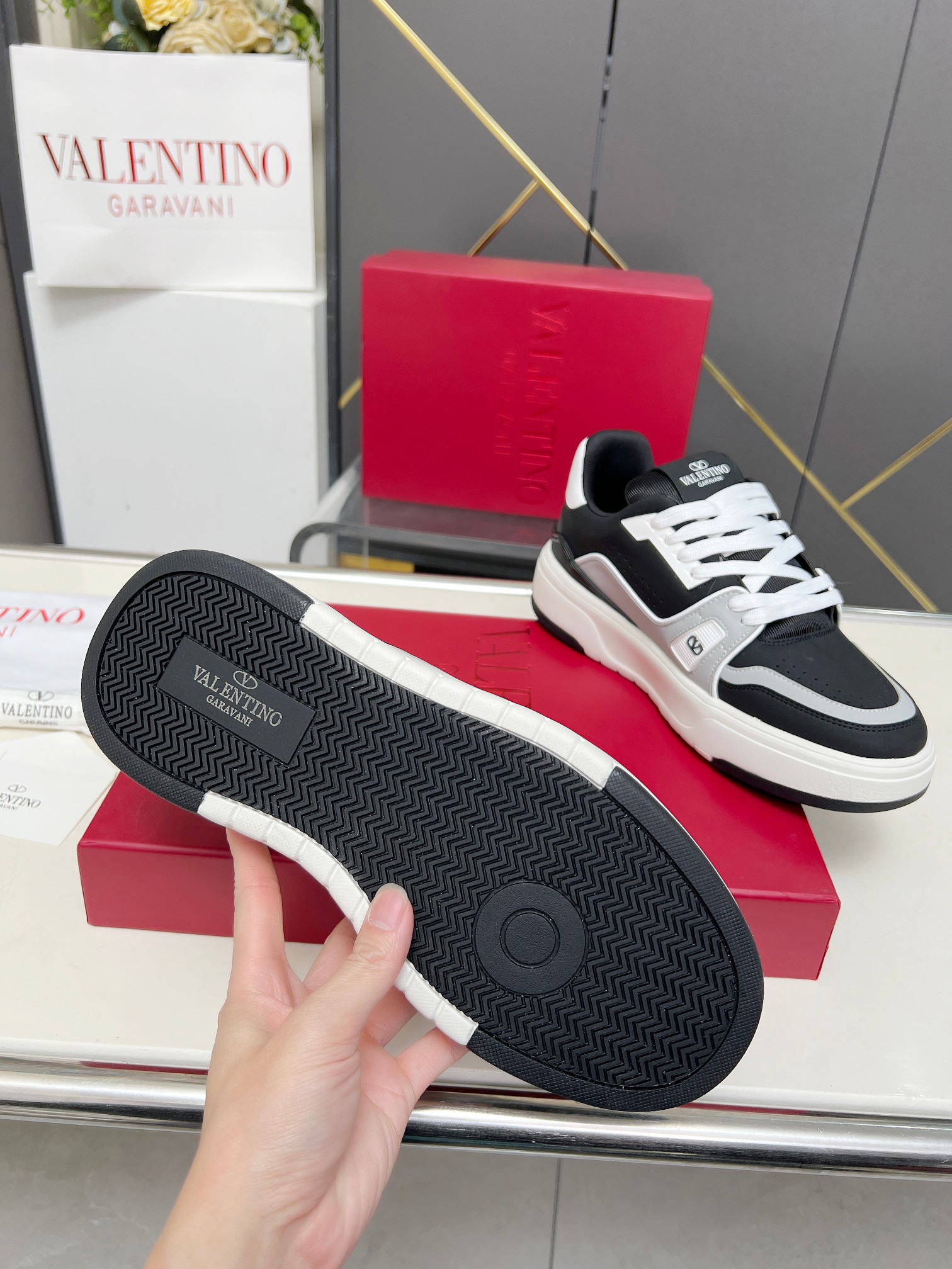 𝑽𝒂𝒍𝒆𝒏𝒕𝒊𝒏𝒐华伦天奴  𝑶𝒏𝒆𝑺𝒕𝒖𝒅 情侣款运动鞋系列

Valentino 2025最新款情侣运动鞋 明星同款 火爆发售. 原版ZP入购拆解. 反复打版调改. 力要1:1原版还原！顶级奢华力作  柔软舒适  时尚休闲结合一体  带来卓越优雅的质感 与极佳的上脚舒适感 
顶级代购版本鞋面：进口小牛皮面/原版油边工艺 
内里：水染牛皮内里
大底：原版开发𝐓𝐏𝐔双色组合大底 
包装：原版配置全套包装
码数：34-44