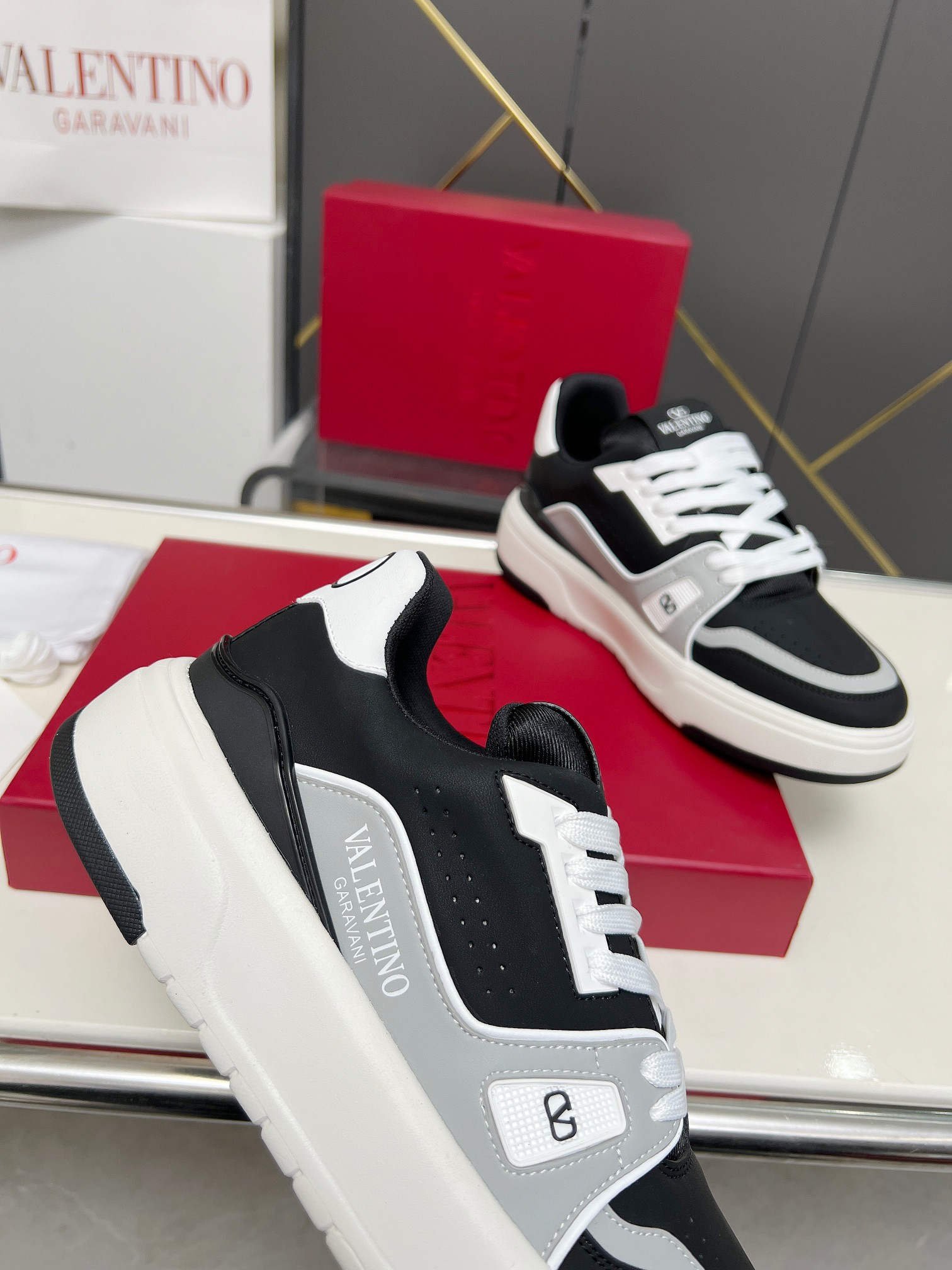 𝑽𝒂𝒍𝒆𝒏𝒕𝒊𝒏𝒐华伦天奴  𝑶𝒏𝒆𝑺𝒕𝒖𝒅 情侣款运动鞋系列

Valentino 2025最新款情侣运动鞋 明星同款 火爆发售. 原版ZP入购拆解. 反复打版调改. 力要1:1原版还原！顶级奢华力作  柔软舒适  时尚休闲结合一体  带来卓越优雅的质感 与极佳的上脚舒适感 
顶级代购版本鞋面：进口小牛皮面/原版油边工艺 
内里：水染牛皮内里
大底：原版开发𝐓𝐏𝐔双色组合大底 
包装：原版配置全套包装
码数：34-44