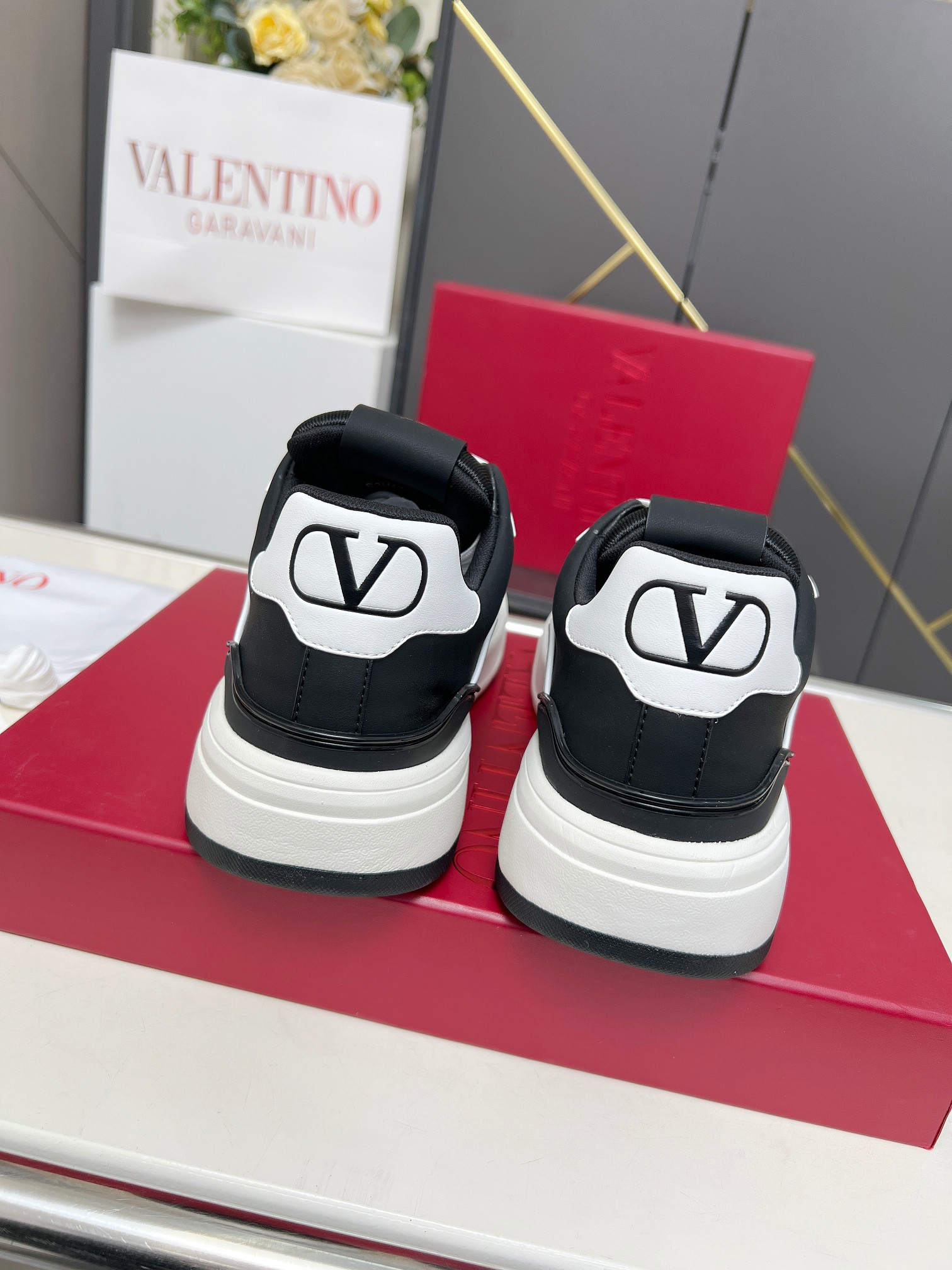 𝑽𝒂𝒍𝒆𝒏𝒕𝒊𝒏𝒐华伦天奴  𝑶𝒏𝒆𝑺𝒕𝒖𝒅 情侣款运动鞋系列

Valentino 2025最新款情侣运动鞋 明星同款 火爆发售. 原版ZP入购拆解. 反复打版调改. 力要1:1原版还原！顶级奢华力作  柔软舒适  时尚休闲结合一体  带来卓越优雅的质感 与极佳的上脚舒适感 
顶级代购版本鞋面：进口小牛皮面/原版油边工艺 
内里：水染牛皮内里
大底：原版开发𝐓𝐏𝐔双色组合大底 
包装：原版配置全套包装
码数：34-44