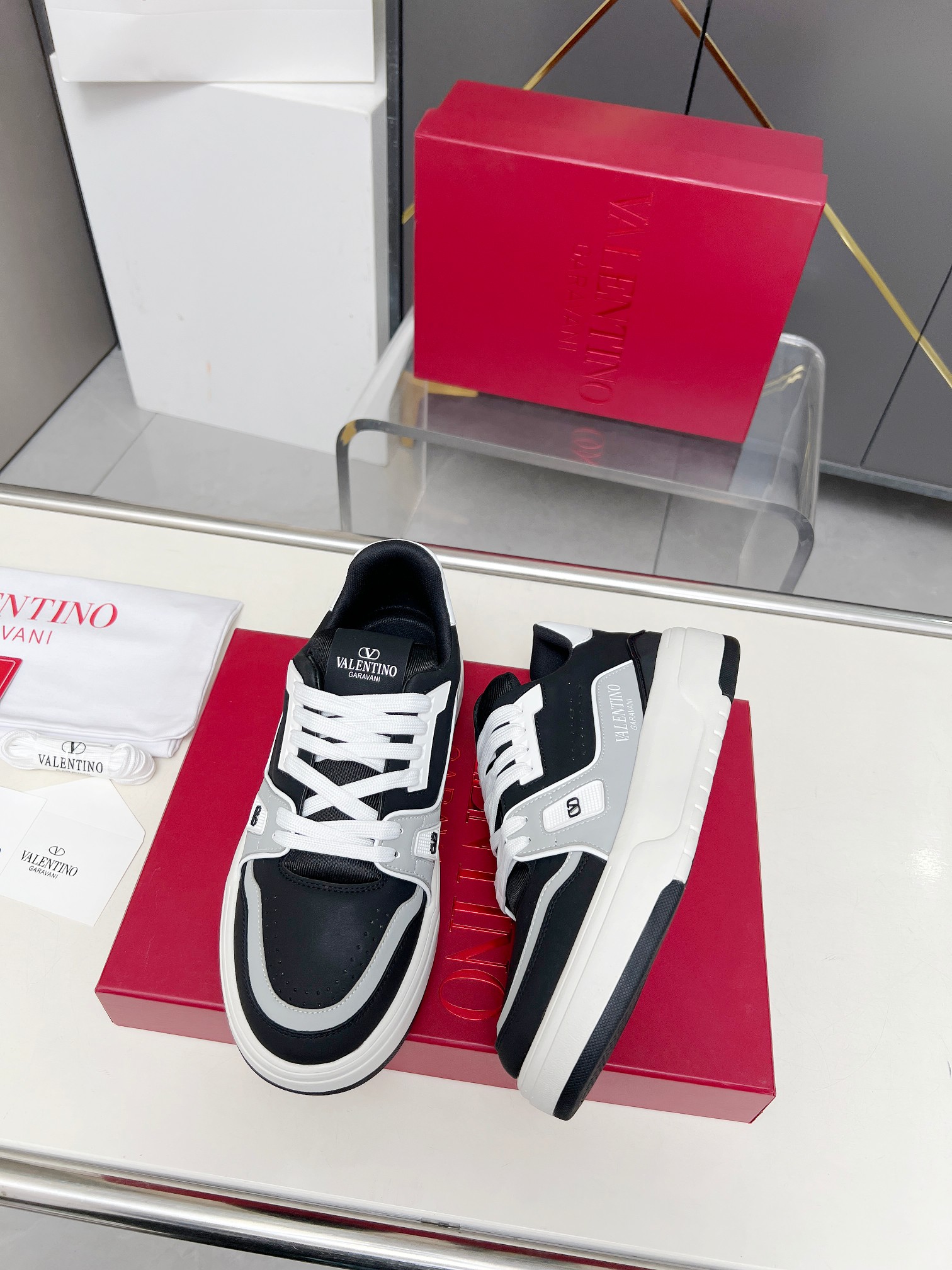 𝑽𝒂𝒍𝒆𝒏𝒕𝒊𝒏𝒐华伦天奴  𝑶𝒏𝒆𝑺𝒕𝒖𝒅 情侣款运动鞋系列

Valentino 2025最新款情侣运动鞋 明星同款 火爆发售. 原版ZP入购拆解. 反复打版调改. 力要1:1原版还原！顶级奢华力作  柔软舒适  时尚休闲结合一体  带来卓越优雅的质感 与极佳的上脚舒适感 
顶级代购版本鞋面：进口小牛皮面/原版油边工艺 
内里：水染牛皮内里
大底：原版开发𝐓𝐏𝐔双色组合大底 
包装：原版配置全套包装
码数：34-44