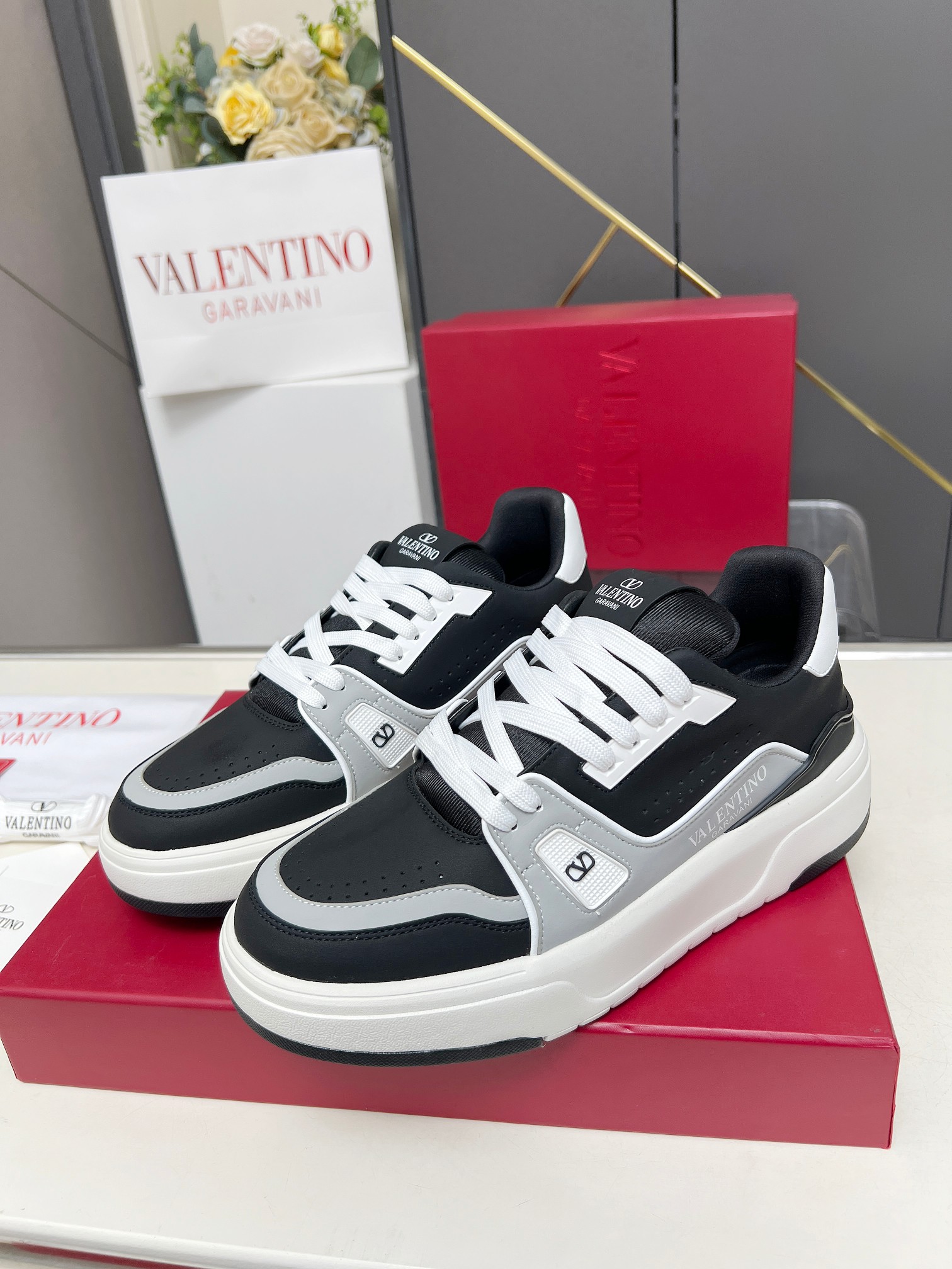 𝑽𝒂𝒍𝒆𝒏𝒕𝒊𝒏𝒐华伦天奴  𝑶𝒏𝒆𝑺𝒕𝒖𝒅 情侣款运动鞋系列

Valentino 2025最新款情侣运动鞋 明星同款 火爆发售. 原版ZP入购拆解. 反复打版调改. 力要1:1原版还原！顶级奢华力作  柔软舒适  时尚休闲结合一体  带来卓越优雅的质感 与极佳的上脚舒适感 
顶级代购版本鞋面：进口小牛皮面/原版油边工艺 
内里：水染牛皮内里
大底：原版开发𝐓𝐏𝐔双色组合大底 
包装：原版配置全套包装
码数：34-44
