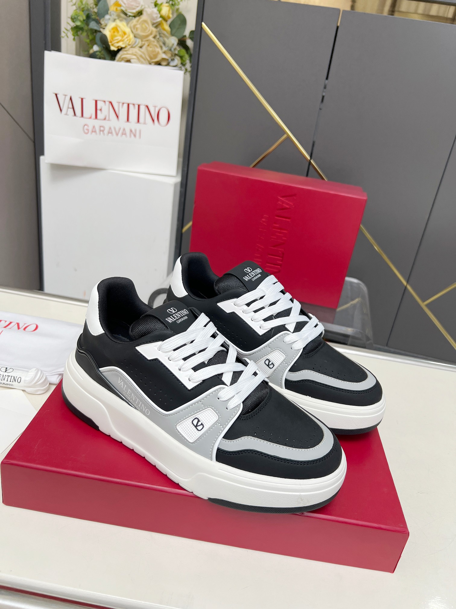 𝑽𝒂𝒍𝒆𝒏𝒕𝒊𝒏𝒐华伦天奴  𝑶𝒏𝒆𝑺𝒕𝒖𝒅 情侣款运动鞋系列

Valentino 2025最新款情侣运动鞋 明星同款 火爆发售. 原版ZP入购拆解. 反复打版调改. 力要1:1原版还原！顶级奢华力作  柔软舒适  时尚休闲结合一体  带来卓越优雅的质感 与极佳的上脚舒适感 
顶级代购版本鞋面：进口小牛皮面/原版油边工艺 
内里：水染牛皮内里
大底：原版开发𝐓𝐏𝐔双色组合大底 
包装：原版配置全套包装
码数：34-44