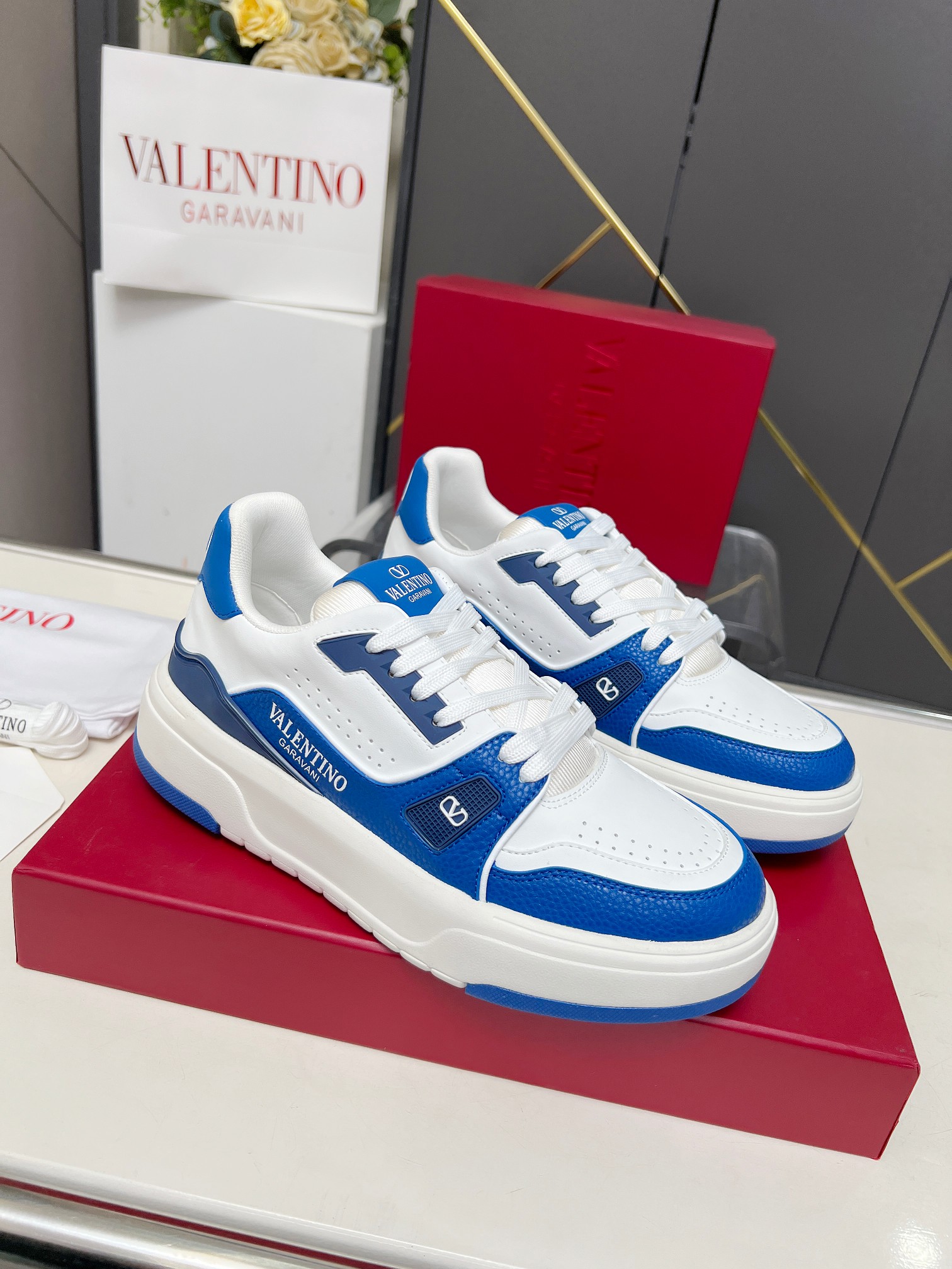 𝑽𝒂𝒍𝒆𝒏𝒕𝒊𝒏𝒐华伦天奴  𝑶𝒏𝒆𝑺𝒕𝒖𝒅 情侣款运动鞋系列

Valentino 2025最新款情侣运动鞋 明星同款 火爆发售. 原版ZP入购拆解. 反复打版调改. 力要1:1原版还原！顶级奢华力作  柔软舒适  时尚休闲结合一体  带来卓越优雅的质感 与极佳的上脚舒适感 
顶级代购版本鞋面：进口小牛皮面/原版油边工艺 
内里：水染牛皮内里
大底：原版开发𝐓𝐏𝐔双色组合大底 
包装：原版配置全套包装
码数：34-44