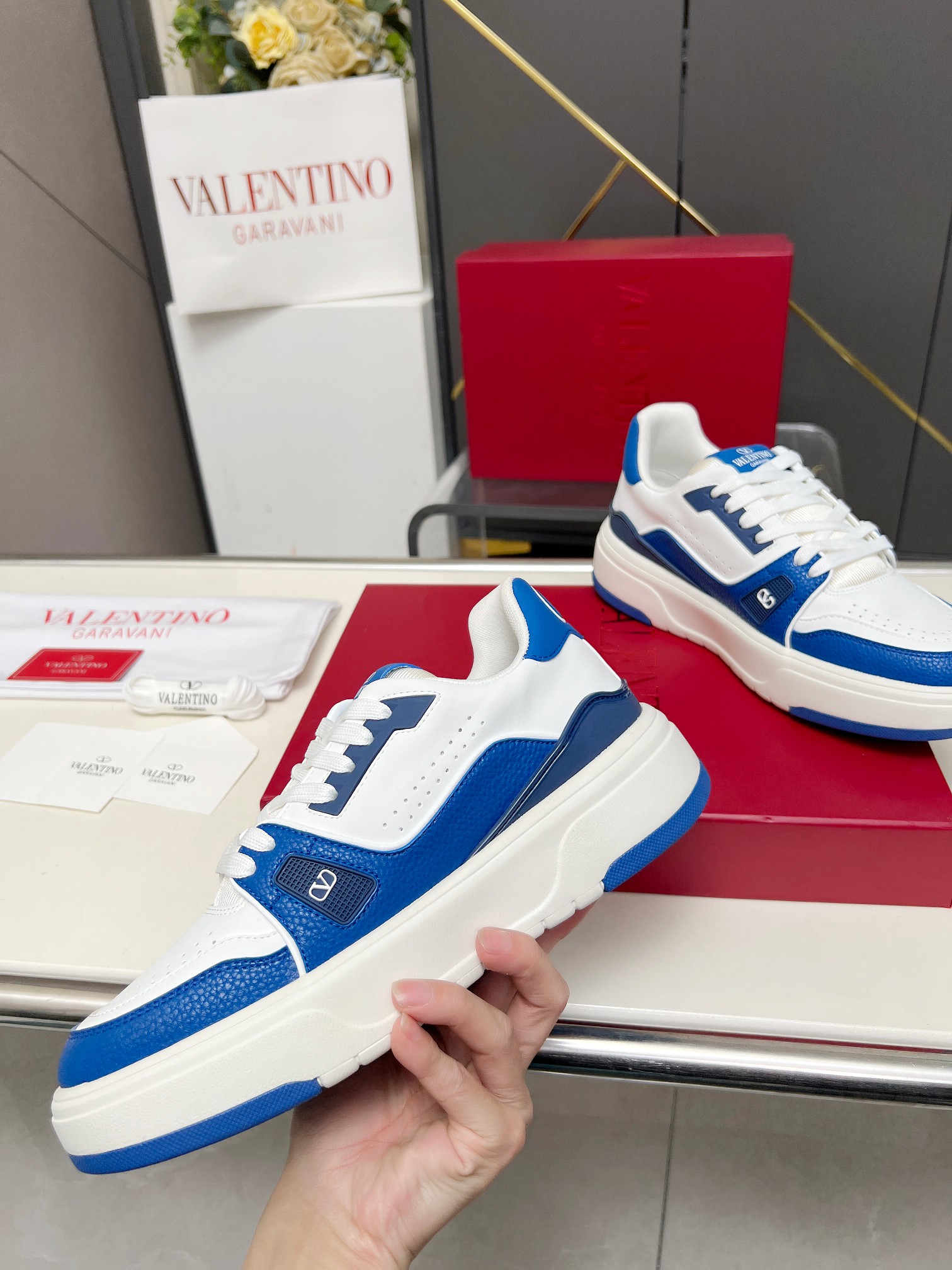 𝑽𝒂𝒍𝒆𝒏𝒕𝒊𝒏𝒐华伦天奴  𝑶𝒏𝒆𝑺𝒕𝒖𝒅 情侣款运动鞋系列

Valentino 2025最新款情侣运动鞋 明星同款 火爆发售. 原版ZP入购拆解. 反复打版调改. 力要1:1原版还原！顶级奢华力作  柔软舒适  时尚休闲结合一体  带来卓越优雅的质感 与极佳的上脚舒适感 
顶级代购版本鞋面：进口小牛皮面/原版油边工艺 
内里：水染牛皮内里
大底：原版开发𝐓𝐏𝐔双色组合大底 
包装：原版配置全套包装
码数：34-44