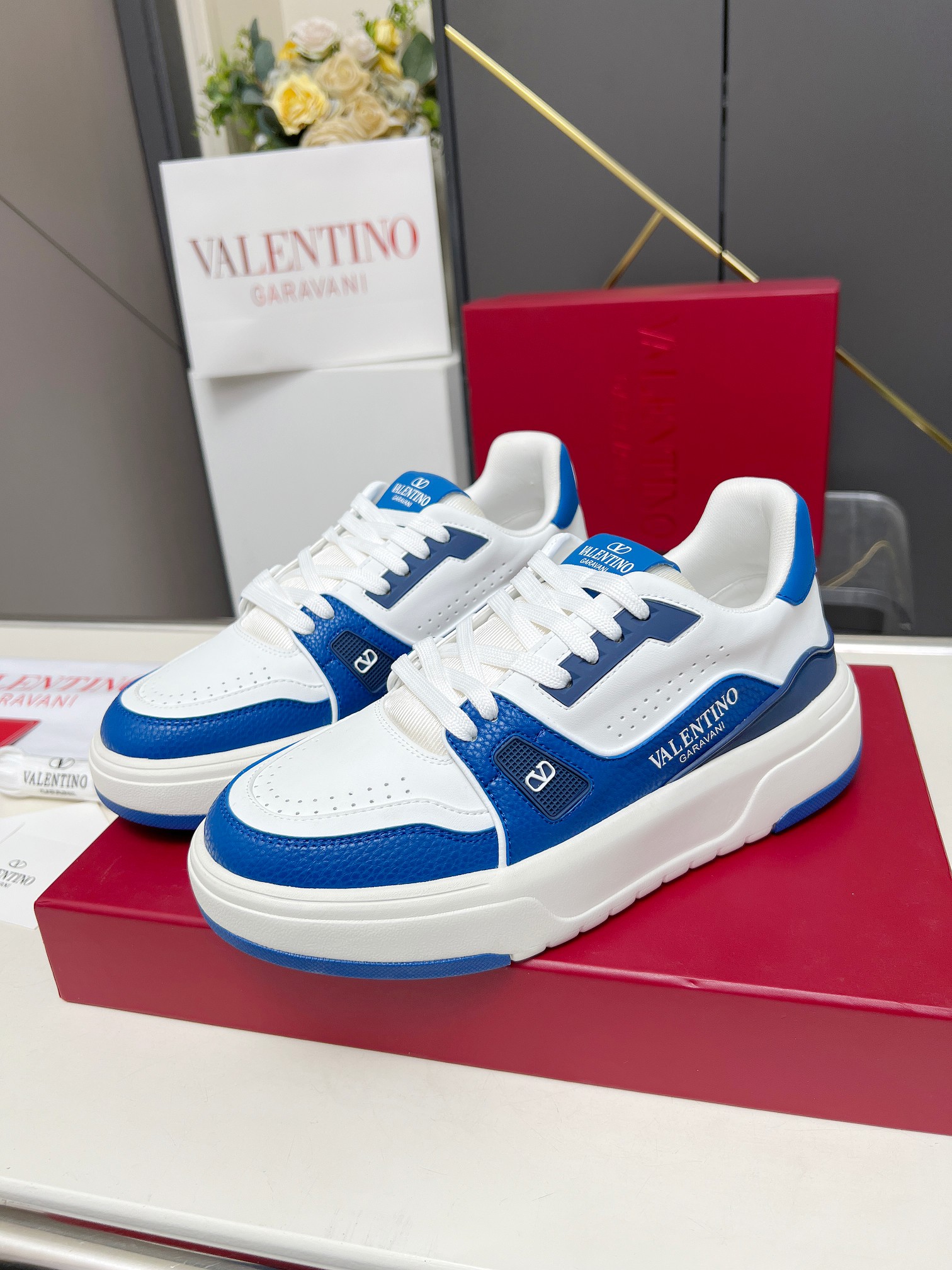 𝑽𝒂𝒍𝒆𝒏𝒕𝒊𝒏𝒐华伦天奴  𝑶𝒏𝒆𝑺𝒕𝒖𝒅 情侣款运动鞋系列

Valentino 2025最新款情侣运动鞋 明星同款 火爆发售. 原版ZP入购拆解. 反复打版调改. 力要1:1原版还原！顶级奢华力作  柔软舒适  时尚休闲结合一体  带来卓越优雅的质感 与极佳的上脚舒适感 
顶级代购版本鞋面：进口小牛皮面/原版油边工艺 
内里：水染牛皮内里
大底：原版开发𝐓𝐏𝐔双色组合大底 
包装：原版配置全套包装
码数：34-44