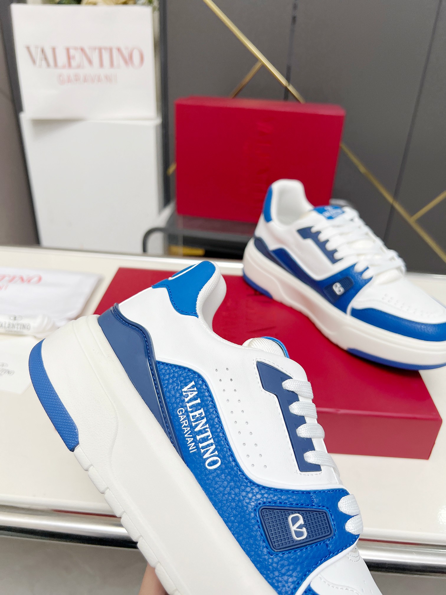 𝑽𝒂𝒍𝒆𝒏𝒕𝒊𝒏𝒐华伦天奴  𝑶𝒏𝒆𝑺𝒕𝒖𝒅 情侣款运动鞋系列

Valentino 2025最新款情侣运动鞋 明星同款 火爆发售. 原版ZP入购拆解. 反复打版调改. 力要1:1原版还原！顶级奢华力作  柔软舒适  时尚休闲结合一体  带来卓越优雅的质感 与极佳的上脚舒适感 
顶级代购版本鞋面：进口小牛皮面/原版油边工艺 
内里：水染牛皮内里
大底：原版开发𝐓𝐏𝐔双色组合大底 
包装：原版配置全套包装
码数：34-44