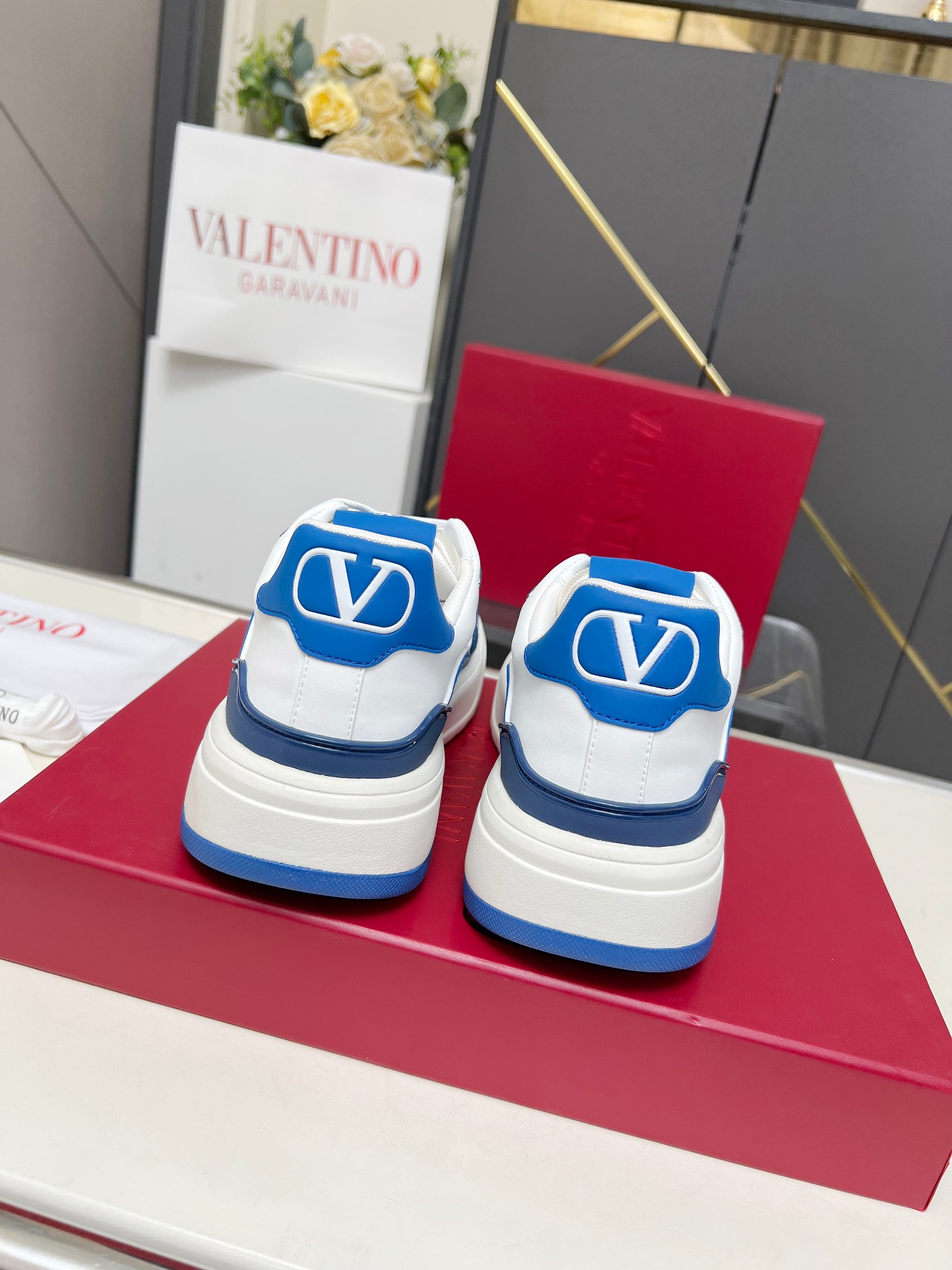 𝑽𝒂𝒍𝒆𝒏𝒕𝒊𝒏𝒐华伦天奴  𝑶𝒏𝒆𝑺𝒕𝒖𝒅 情侣款运动鞋系列

Valentino 2025最新款情侣运动鞋 明星同款 火爆发售. 原版ZP入购拆解. 反复打版调改. 力要1:1原版还原！顶级奢华力作  柔软舒适  时尚休闲结合一体  带来卓越优雅的质感 与极佳的上脚舒适感 
顶级代购版本鞋面：进口小牛皮面/原版油边工艺 
内里：水染牛皮内里
大底：原版开发𝐓𝐏𝐔双色组合大底 
包装：原版配置全套包装
码数：34-44