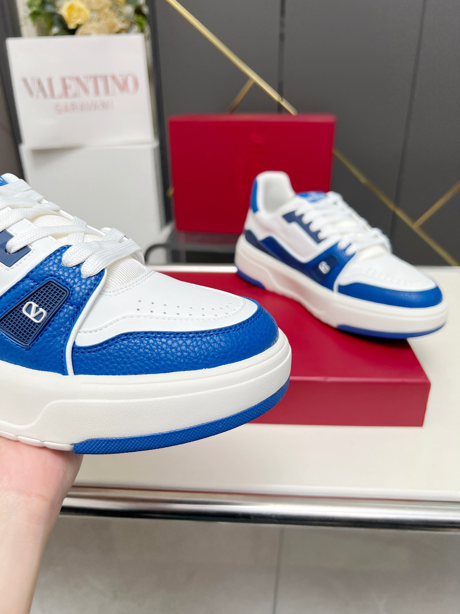 𝑽𝒂𝒍𝒆𝒏𝒕𝒊𝒏𝒐华伦天奴  𝑶𝒏𝒆𝑺𝒕𝒖𝒅 情侣款运动鞋系列

Valentino 2025最新款情侣运动鞋 明星同款 火爆发售. 原版ZP入购拆解. 反复打版调改. 力要1:1原版还原！顶级奢华力作  柔软舒适  时尚休闲结合一体  带来卓越优雅的质感 与极佳的上脚舒适感 
顶级代购版本鞋面：进口小牛皮面/原版油边工艺 
内里：水染牛皮内里
大底：原版开发𝐓𝐏𝐔双色组合大底 
包装：原版配置全套包装
码数：34-44