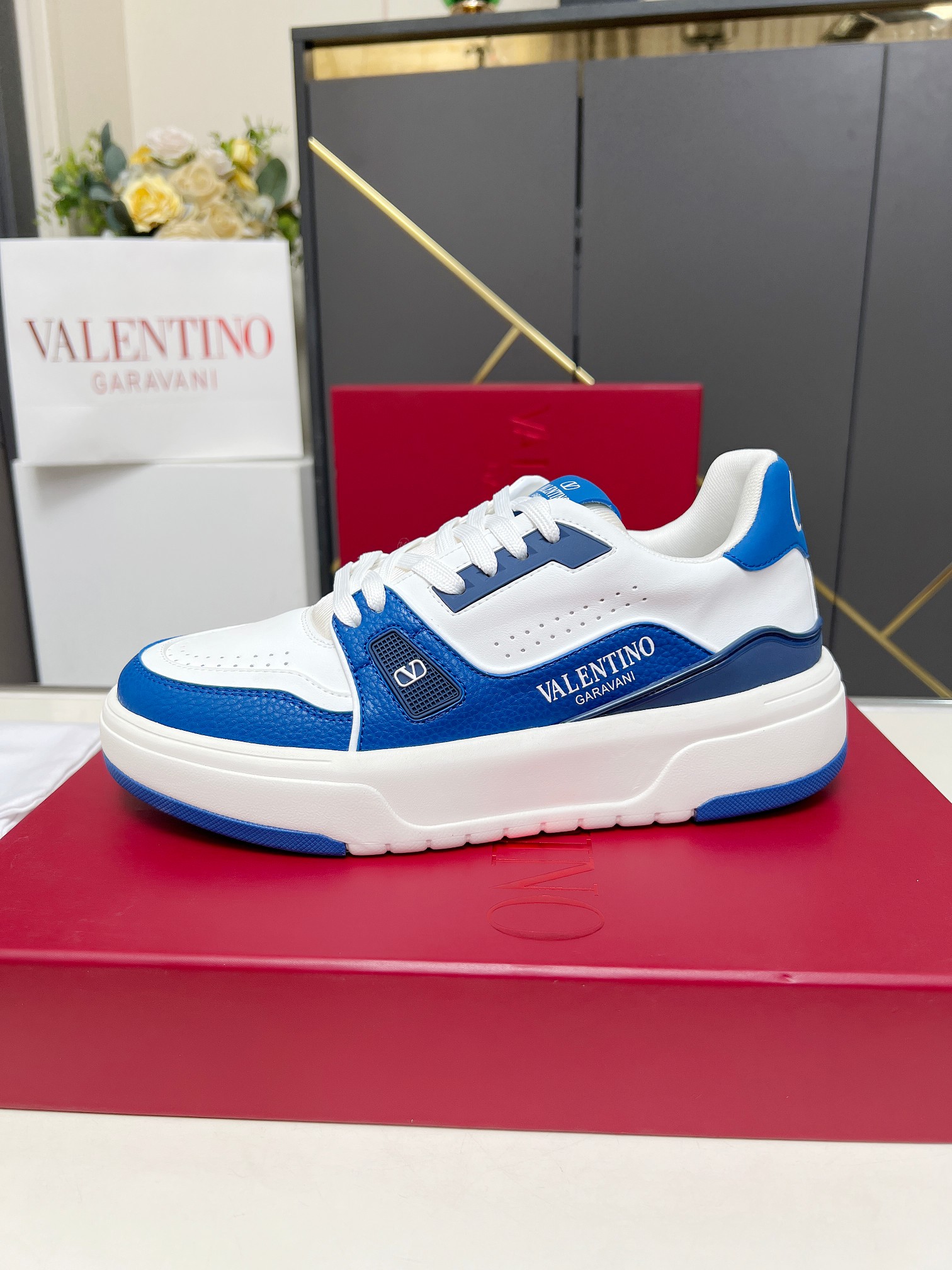 𝑽𝒂𝒍𝒆𝒏𝒕𝒊𝒏𝒐华伦天奴  𝑶𝒏𝒆𝑺𝒕𝒖𝒅 情侣款运动鞋系列

Valentino 2025最新款情侣运动鞋 明星同款 火爆发售. 原版ZP入购拆解. 反复打版调改. 力要1:1原版还原！顶级奢华力作  柔软舒适  时尚休闲结合一体  带来卓越优雅的质感 与极佳的上脚舒适感 
顶级代购版本鞋面：进口小牛皮面/原版油边工艺 
内里：水染牛皮内里
大底：原版开发𝐓𝐏𝐔双色组合大底 
包装：原版配置全套包装
码数：34-44
