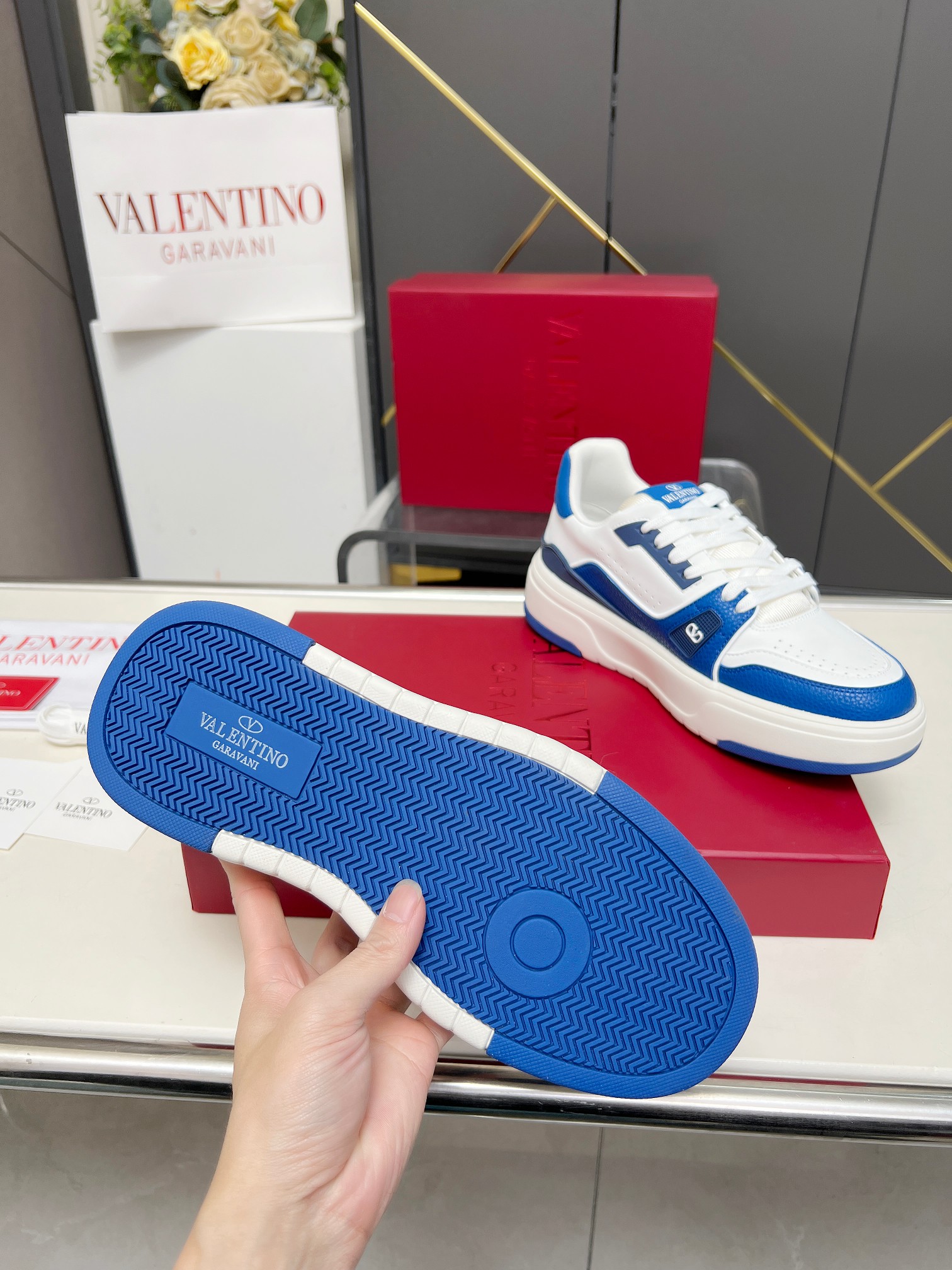 𝑽𝒂𝒍𝒆𝒏𝒕𝒊𝒏𝒐华伦天奴  𝑶𝒏𝒆𝑺𝒕𝒖𝒅 情侣款运动鞋系列

Valentino 2025最新款情侣运动鞋 明星同款 火爆发售. 原版ZP入购拆解. 反复打版调改. 力要1:1原版还原！顶级奢华力作  柔软舒适  时尚休闲结合一体  带来卓越优雅的质感 与极佳的上脚舒适感 
顶级代购版本鞋面：进口小牛皮面/原版油边工艺 
内里：水染牛皮内里
大底：原版开发𝐓𝐏𝐔双色组合大底 
包装：原版配置全套包装
码数：34-44