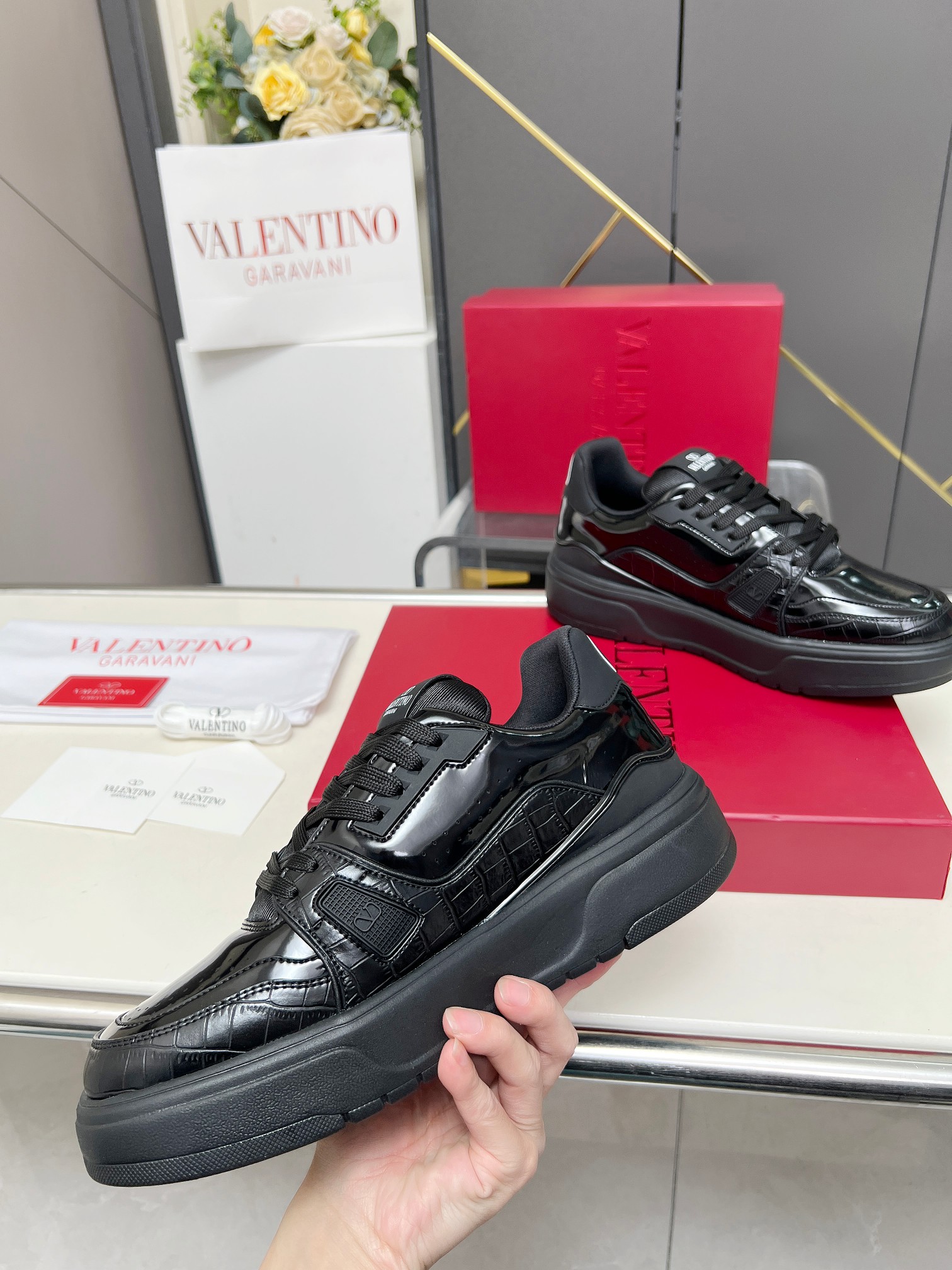 𝑽𝒂𝒍𝒆𝒏𝒕𝒊𝒏𝒐华伦天奴  𝑶𝒏𝒆𝑺𝒕𝒖𝒅 情侣款运动鞋系列

Valentino 2025最新款情侣运动鞋 明星同款 火爆发售. 原版ZP入购拆解. 反复打版调改. 力要1:1原版还原！顶级奢华力作  柔软舒适  时尚休闲结合一体  带来卓越优雅的质感 与极佳的上脚舒适感 
顶级代购版本鞋面：进口小牛皮面/原版油边工艺 
内里：水染牛皮内里
大底：原版开发𝐓𝐏𝐔双色组合大底 
包装：原版配置全套包装
码数：34-44