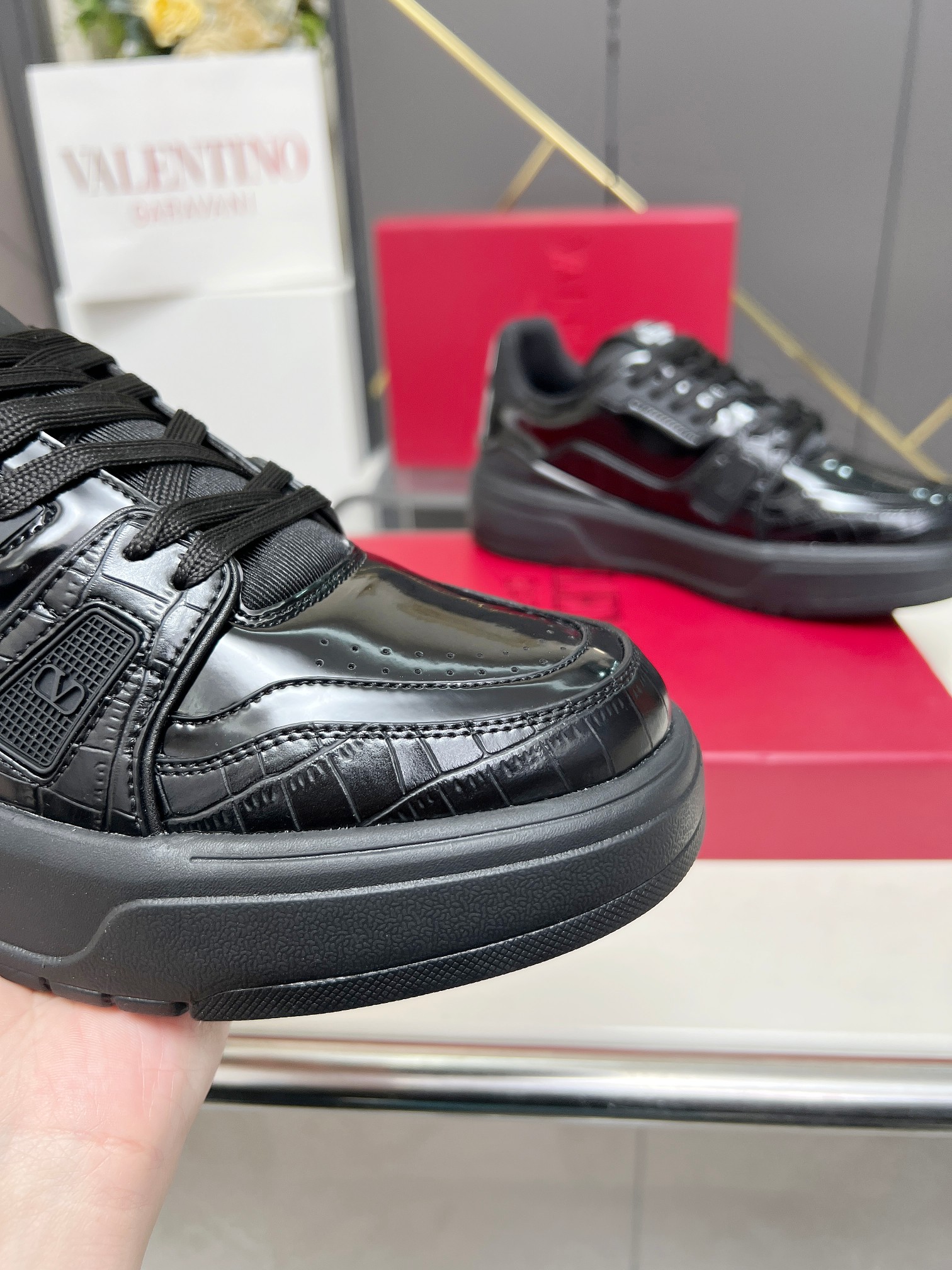 𝑽𝒂𝒍𝒆𝒏𝒕𝒊𝒏𝒐华伦天奴  𝑶𝒏𝒆𝑺𝒕𝒖𝒅 情侣款运动鞋系列

Valentino 2025最新款情侣运动鞋 明星同款 火爆发售. 原版ZP入购拆解. 反复打版调改. 力要1:1原版还原！顶级奢华力作  柔软舒适  时尚休闲结合一体  带来卓越优雅的质感 与极佳的上脚舒适感 
顶级代购版本鞋面：进口小牛皮面/原版油边工艺 
内里：水染牛皮内里
大底：原版开发𝐓𝐏𝐔双色组合大底 
包装：原版配置全套包装
码数：34-44