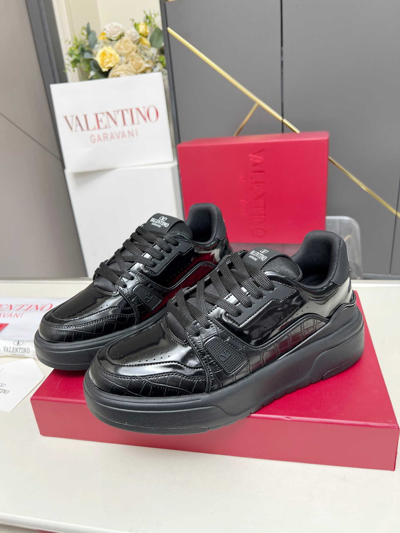 𝑽𝒂𝒍𝒆𝒏𝒕𝒊𝒏𝒐华伦天奴  𝑶𝒏𝒆𝑺𝒕𝒖𝒅 情侣款运动鞋系列

Valentino 2025最新款情侣运动鞋 明星同款 火爆发售. 原版ZP入购拆解. 反复打版调改. 力要1:1原版还原！顶级奢华力作  柔软舒适  时尚休闲结合一体  带来卓越优雅的质感 与极佳的上脚舒适感 
顶级代购版本鞋面：进口小牛皮面/原版油边工艺 
内里：水染牛皮内里
大底：原版开发𝐓𝐏𝐔双色组合大底 
包装：原版配置全套包装
码数：34-44