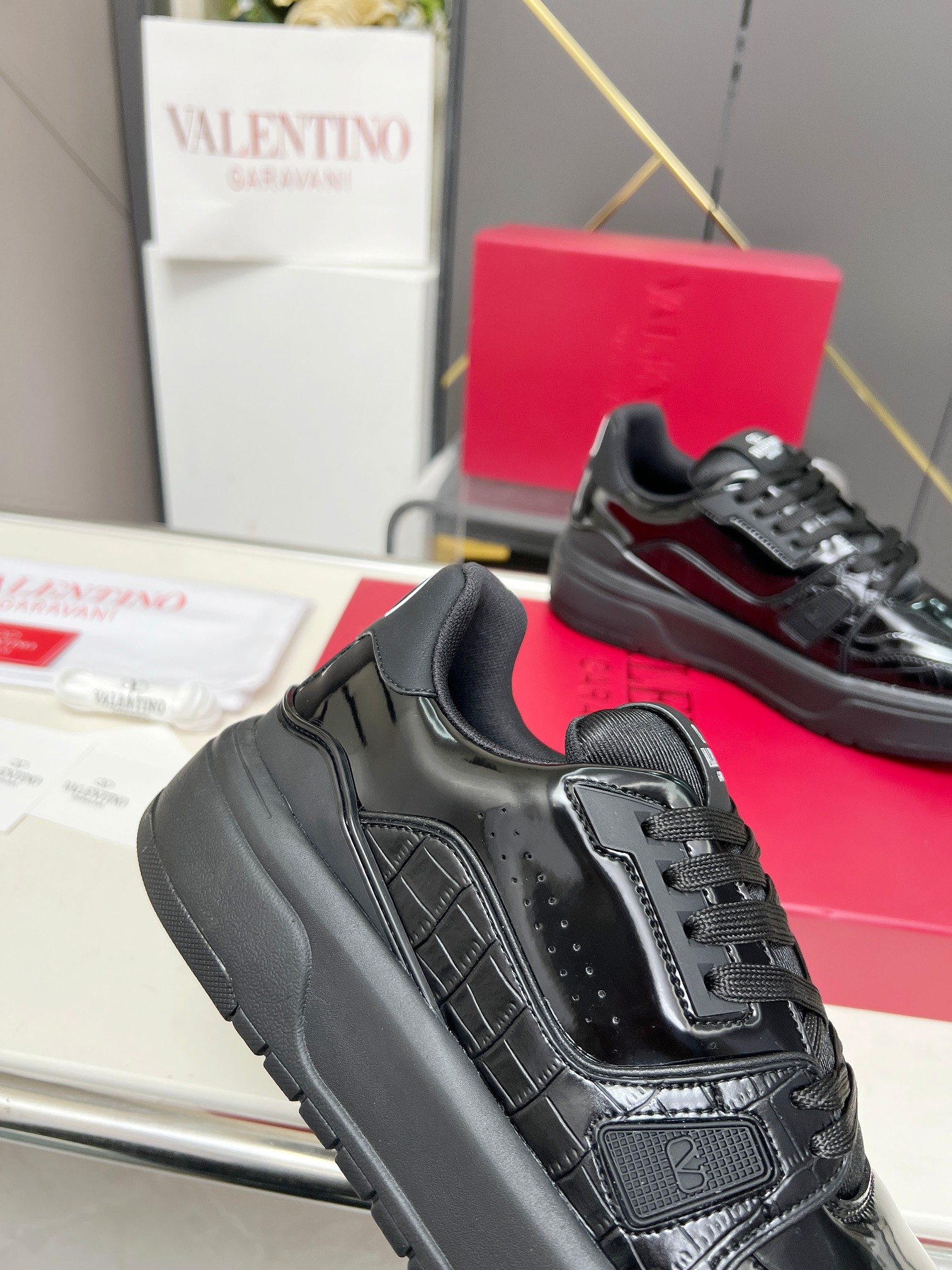 𝑽𝒂𝒍𝒆𝒏𝒕𝒊𝒏𝒐华伦天奴  𝑶𝒏𝒆𝑺𝒕𝒖𝒅 情侣款运动鞋系列

Valentino 2025最新款情侣运动鞋 明星同款 火爆发售. 原版ZP入购拆解. 反复打版调改. 力要1:1原版还原！顶级奢华力作  柔软舒适  时尚休闲结合一体  带来卓越优雅的质感 与极佳的上脚舒适感 
顶级代购版本鞋面：进口小牛皮面/原版油边工艺 
内里：水染牛皮内里
大底：原版开发𝐓𝐏𝐔双色组合大底 
包装：原版配置全套包装
码数：34-44