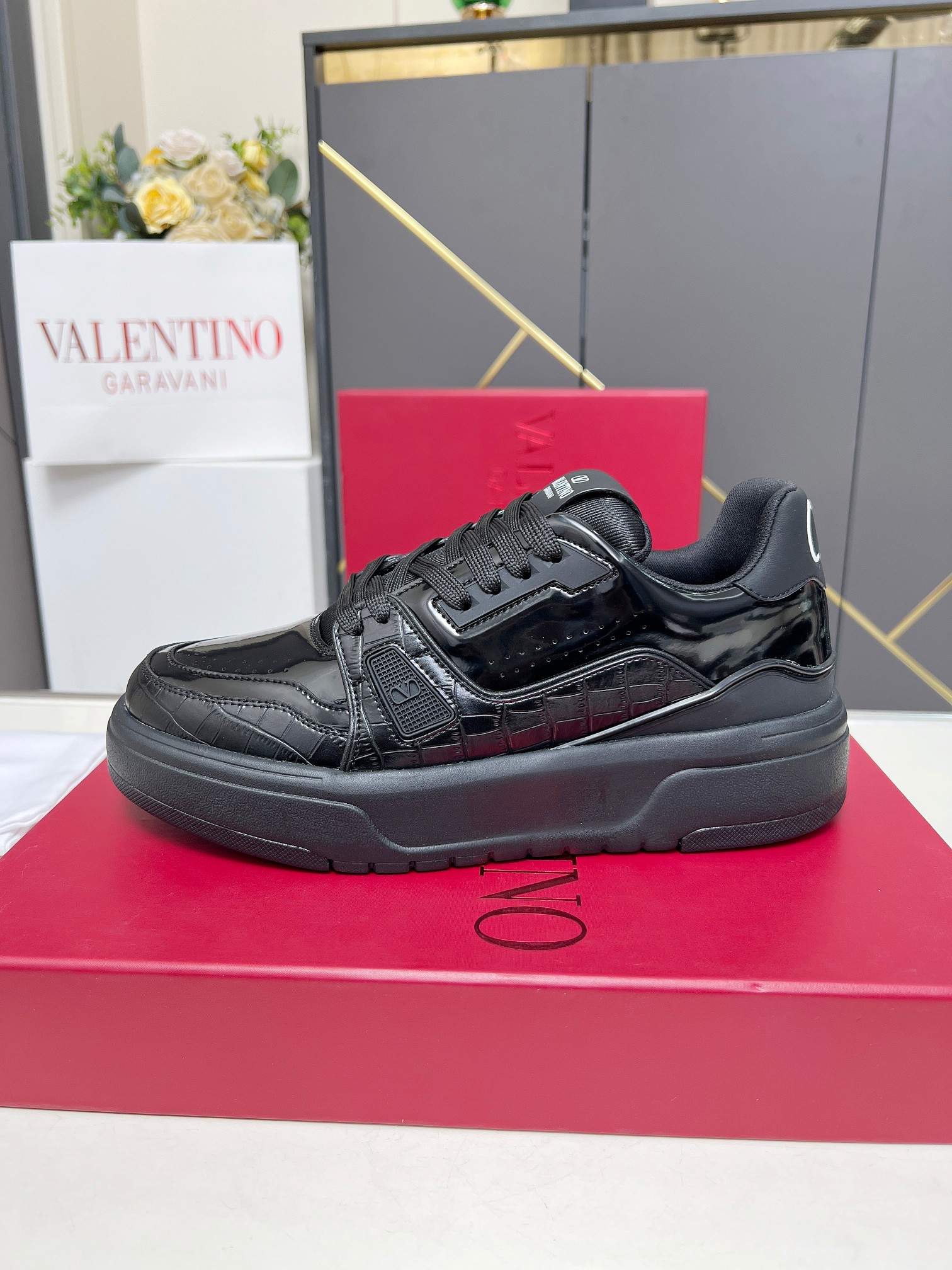𝑽𝒂𝒍𝒆𝒏𝒕𝒊𝒏𝒐华伦天奴  𝑶𝒏𝒆𝑺𝒕𝒖𝒅 情侣款运动鞋系列

Valentino 2025最新款情侣运动鞋 明星同款 火爆发售. 原版ZP入购拆解. 反复打版调改. 力要1:1原版还原！顶级奢华力作  柔软舒适  时尚休闲结合一体  带来卓越优雅的质感 与极佳的上脚舒适感 
顶级代购版本鞋面：进口小牛皮面/原版油边工艺 
内里：水染牛皮内里
大底：原版开发𝐓𝐏𝐔双色组合大底 
包装：原版配置全套包装
码数：34-44
