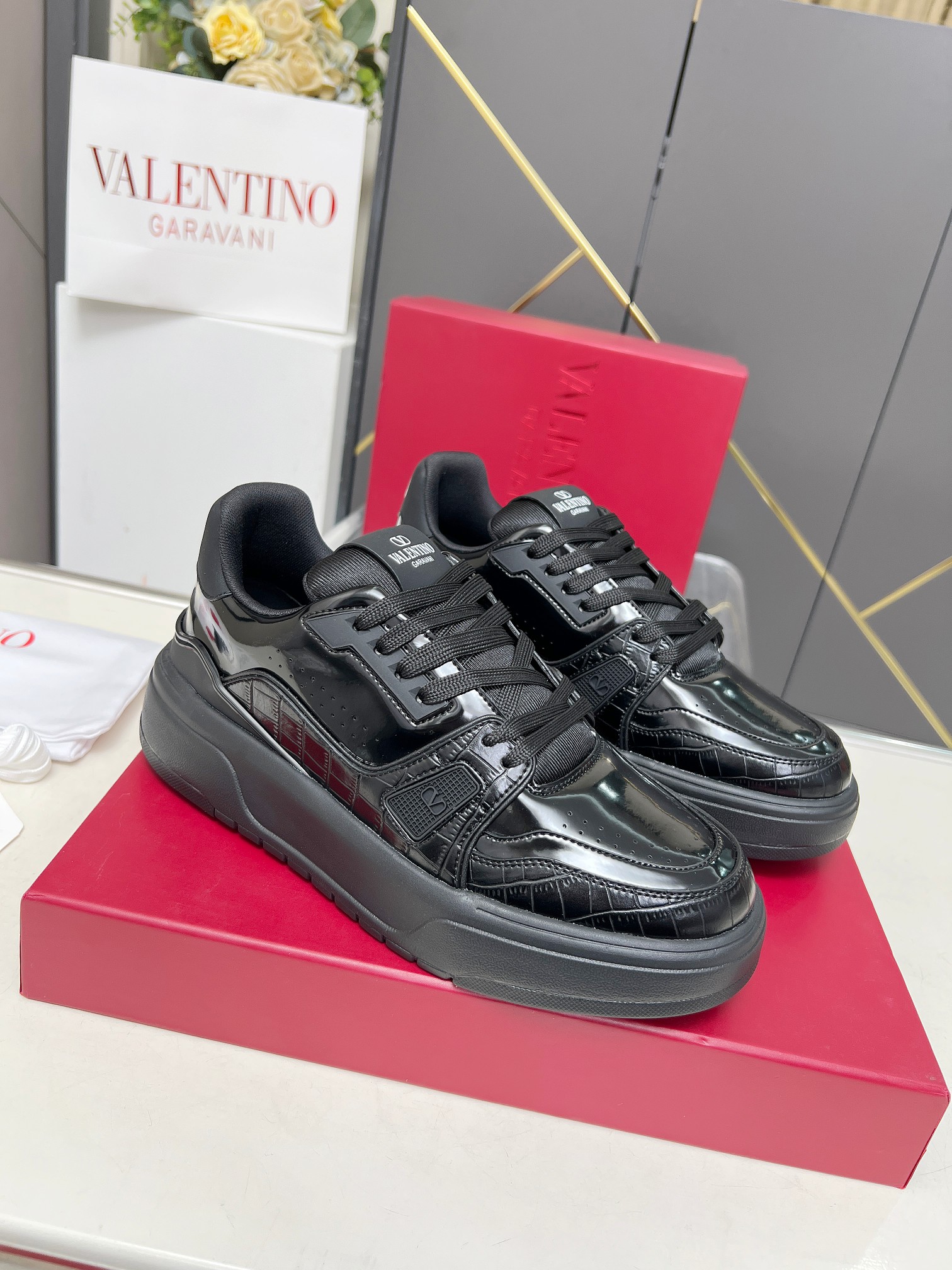 𝑽𝒂𝒍𝒆𝒏𝒕𝒊𝒏𝒐华伦天奴  𝑶𝒏𝒆𝑺𝒕𝒖𝒅 情侣款运动鞋系列

Valentino 2025最新款情侣运动鞋 明星同款 火爆发售. 原版ZP入购拆解. 反复打版调改. 力要1:1原版还原！顶级奢华力作  柔软舒适  时尚休闲结合一体  带来卓越优雅的质感 与极佳的上脚舒适感 
顶级代购版本鞋面：进口小牛皮面/原版油边工艺 
内里：水染牛皮内里
大底：原版开发𝐓𝐏𝐔双色组合大底 
包装：原版配置全套包装
码数：34-44